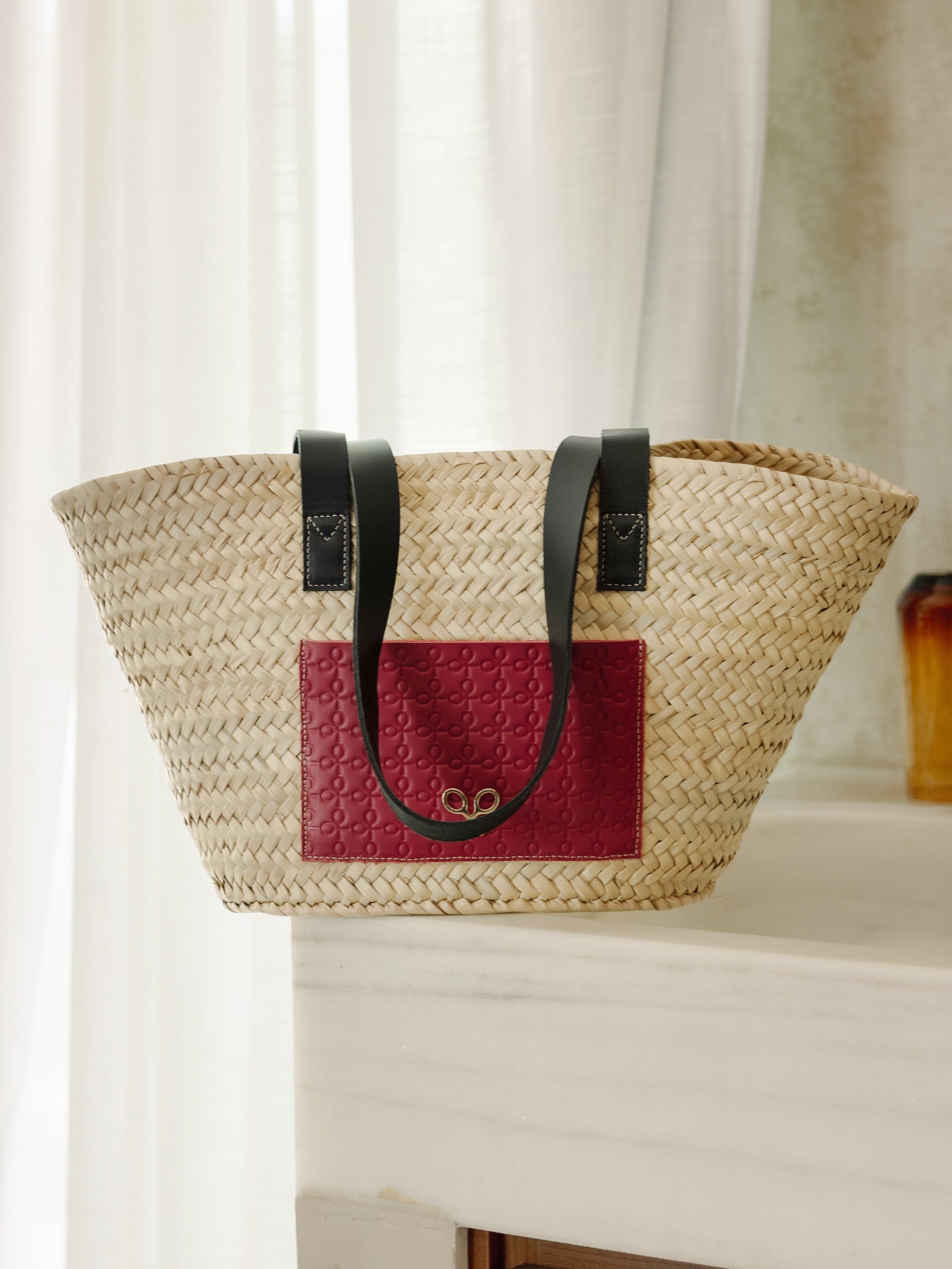 Cesto com bolso em pele rosa e azul-marinho