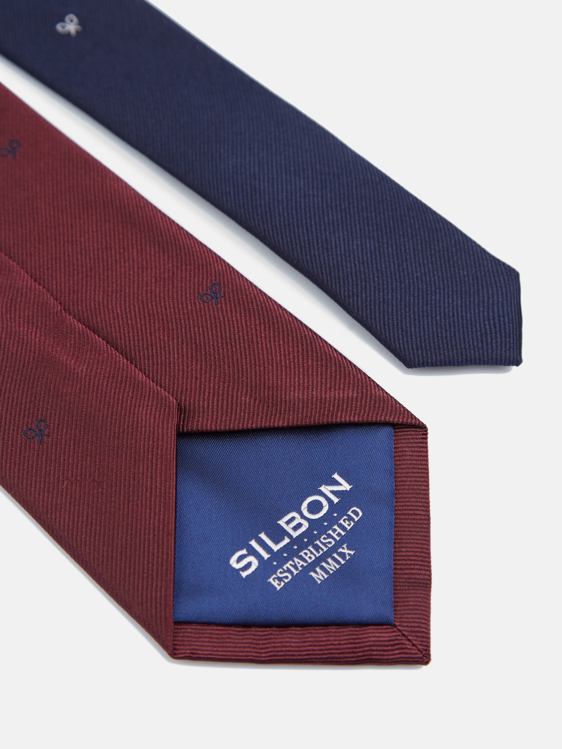 Corbata silbon motivos raquetas burdeos