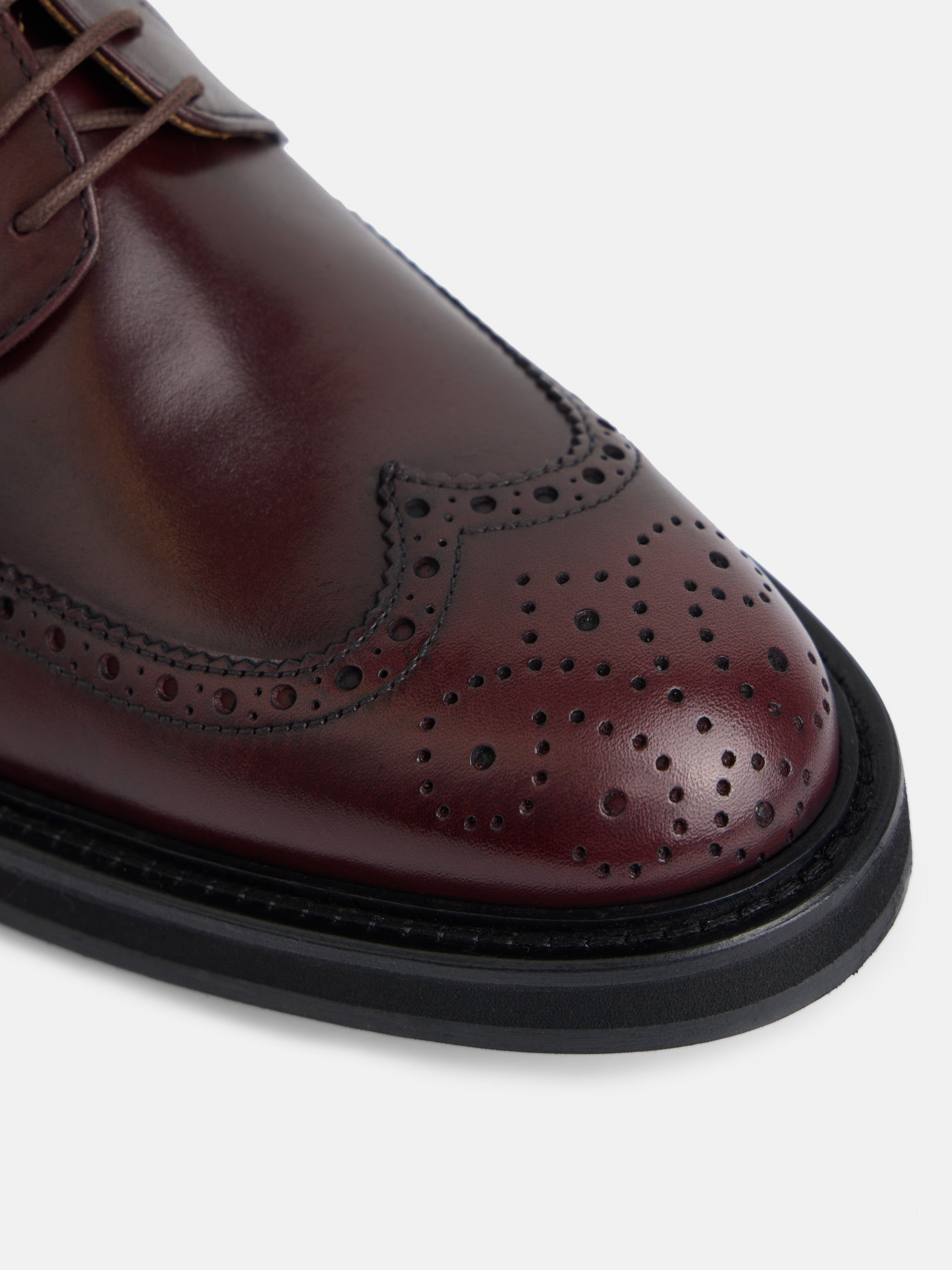 Chaussure classique en cuir perforé bordeaux