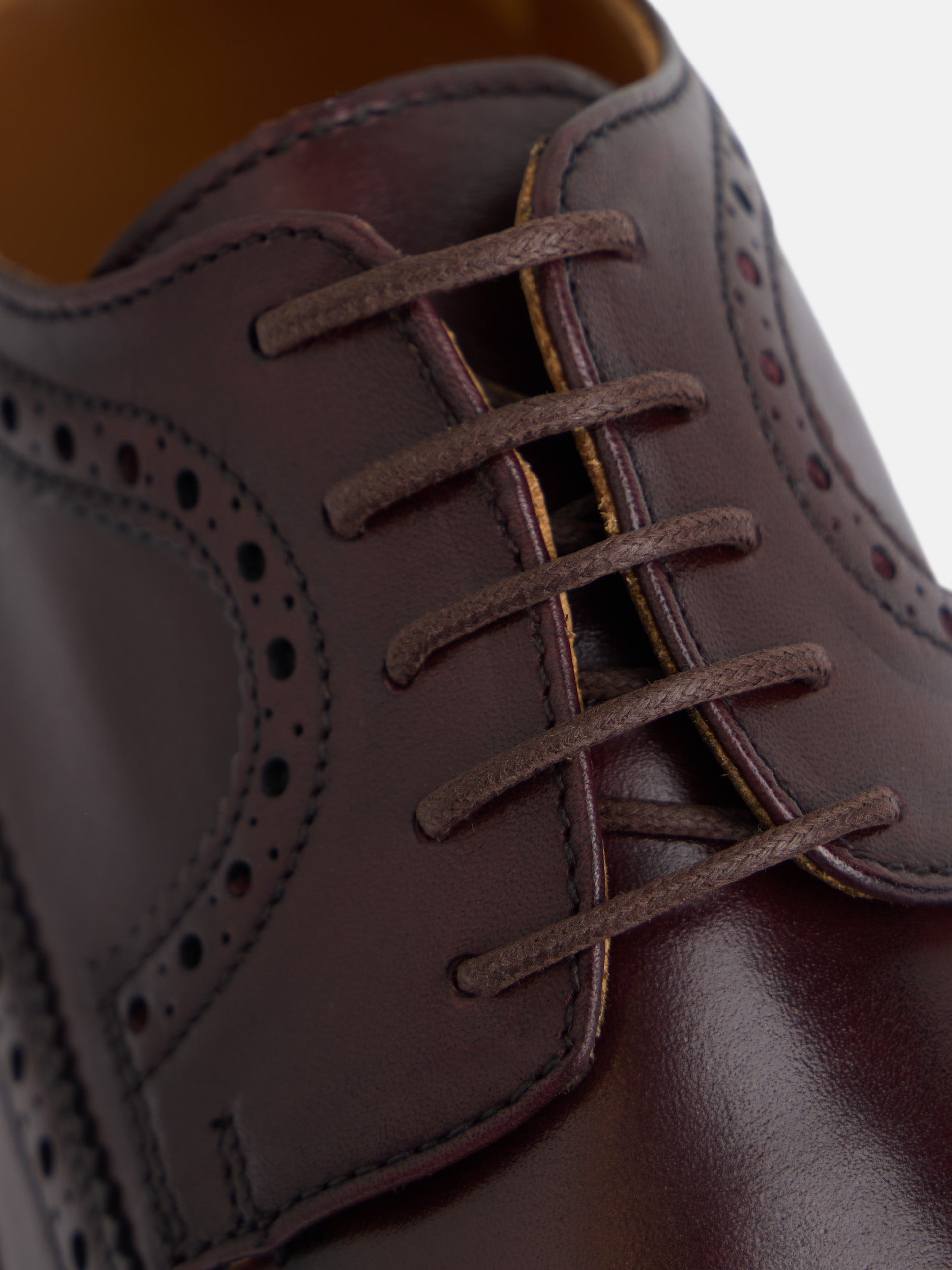 Chaussure classique en cuir perforé bordeaux