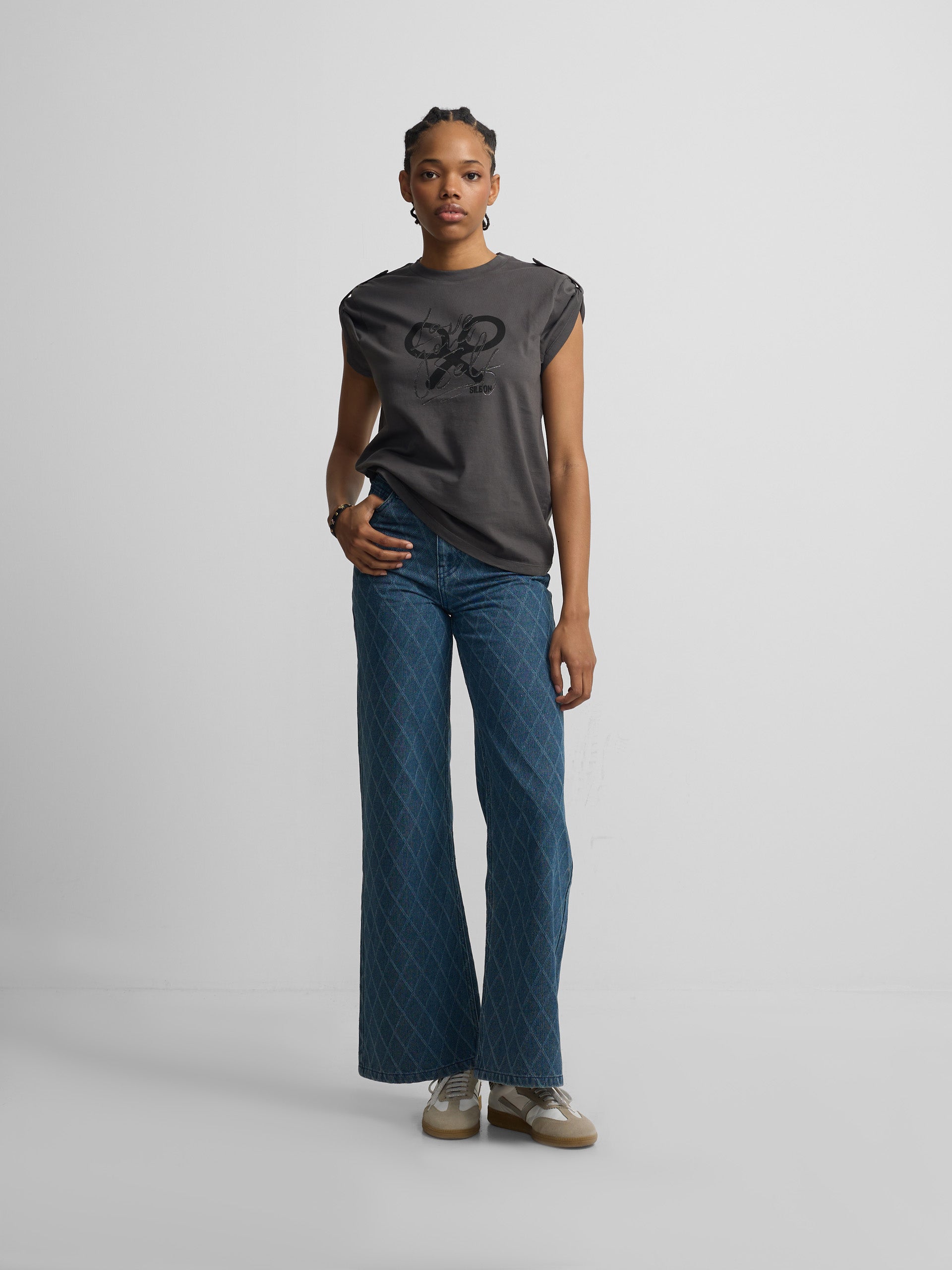 Camiseta woman manga roll out negra