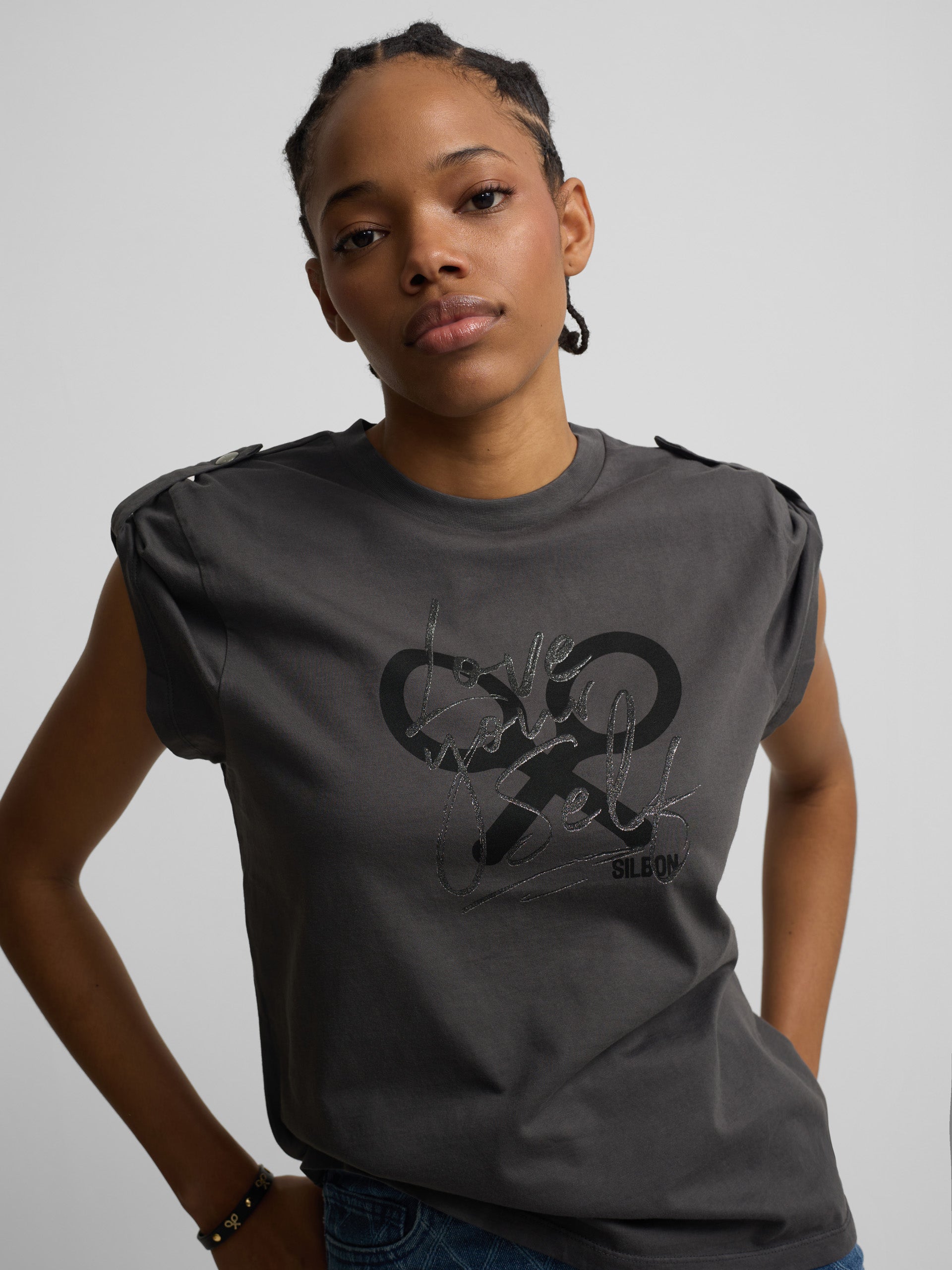 Camiseta woman manga roll out negra