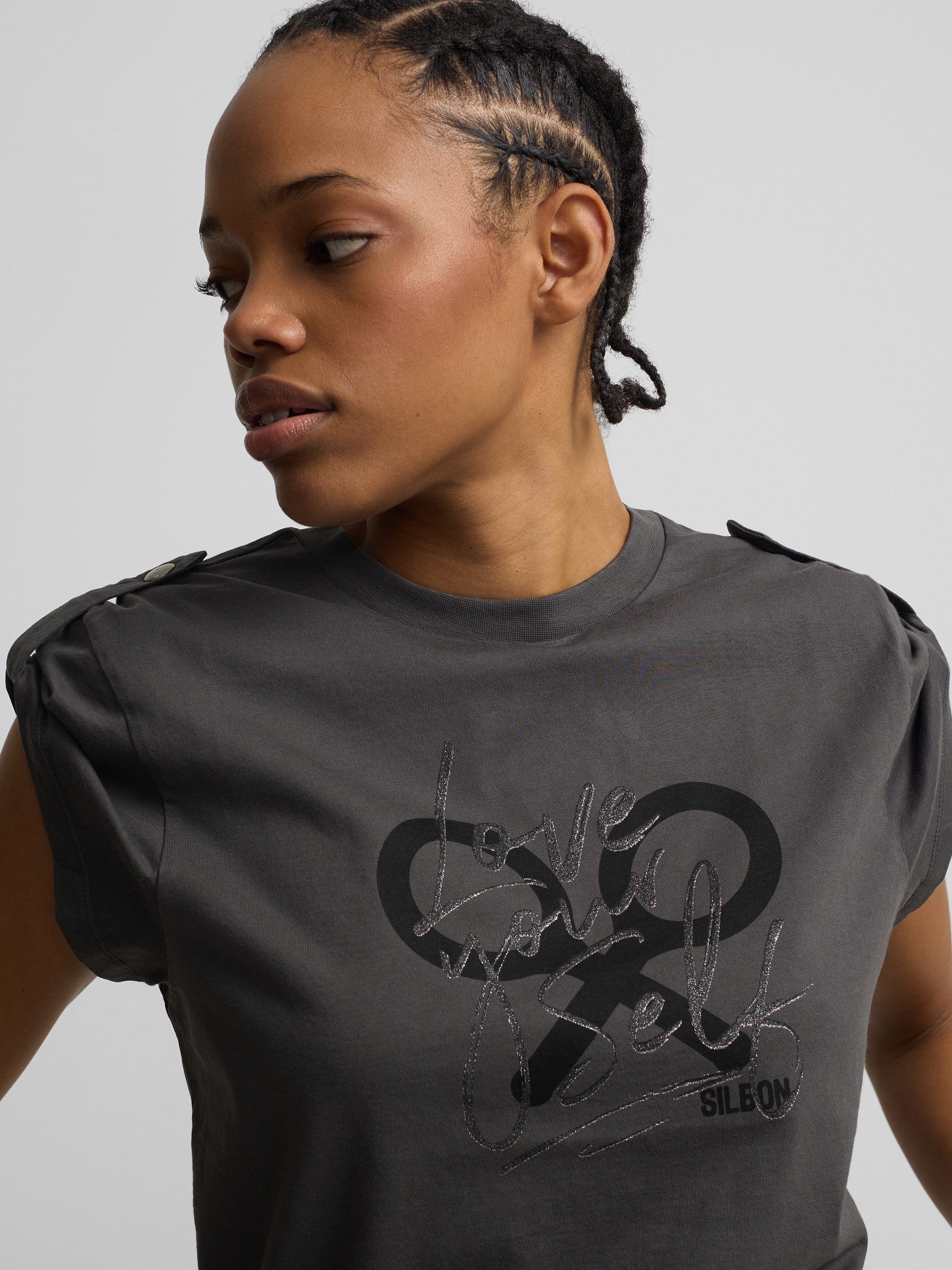 Camiseta woman manga roll out negra