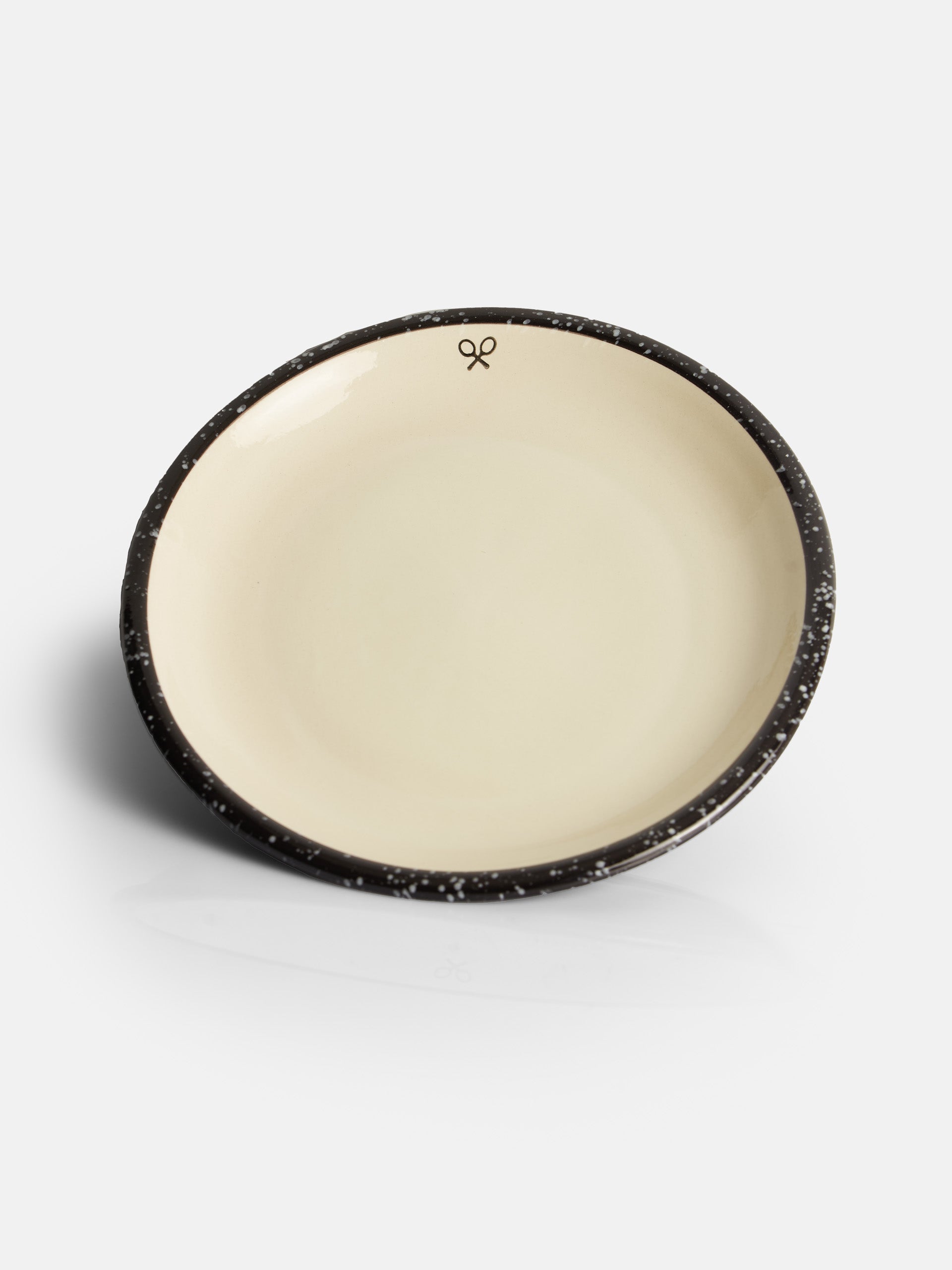 Flat ceramic plate with two-tone enamel