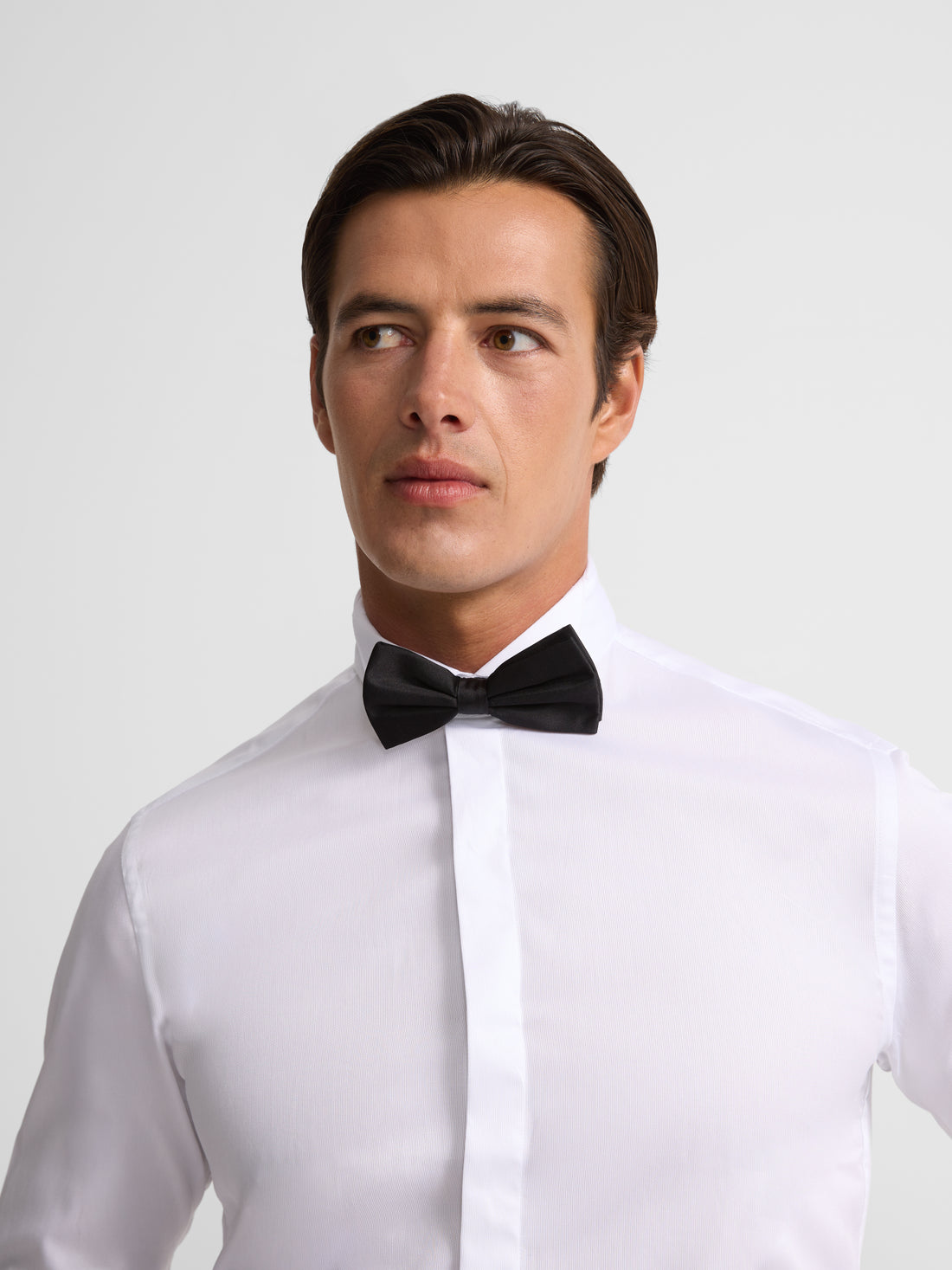 Camisa de vestir branca com gola esmoquin