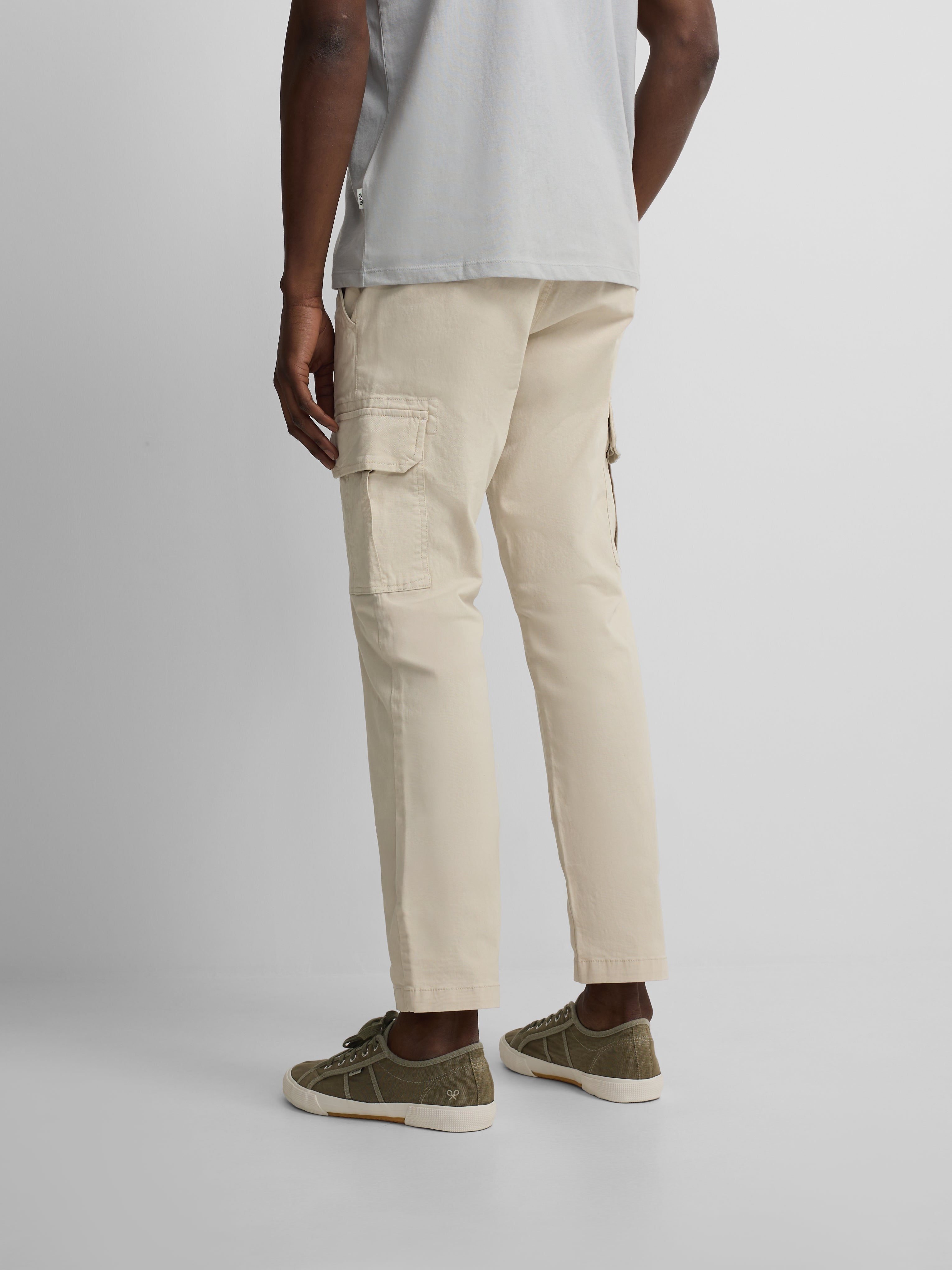Pantalon cargo casual piedra