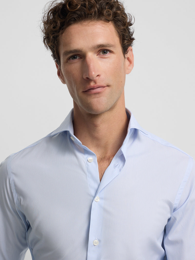 Camisa de vestir riscas finas punho simples azul-claro