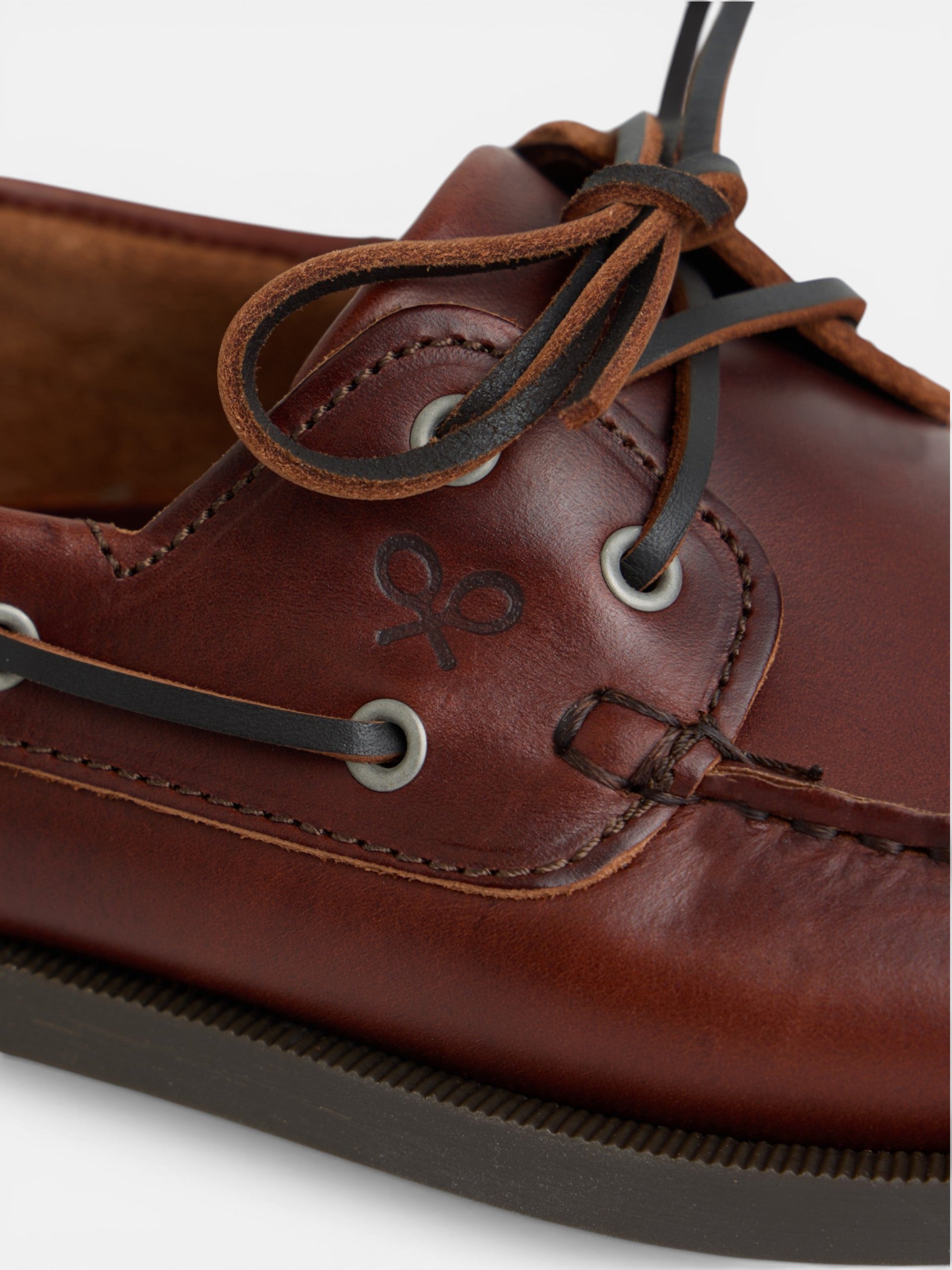 Chaussure bateau en cuir fin marron clair