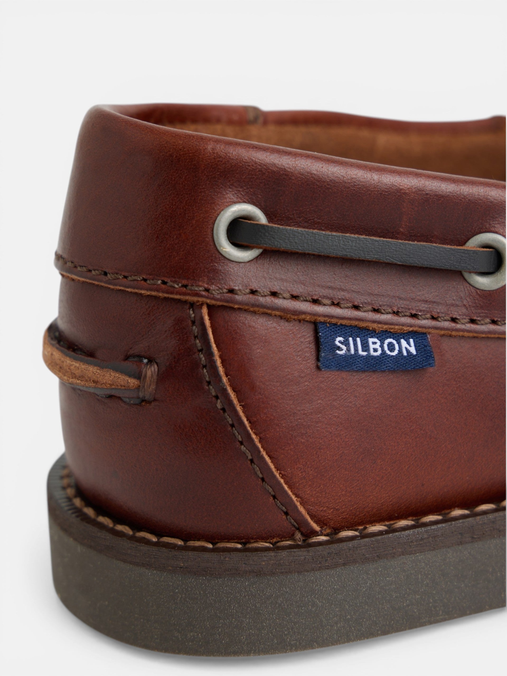 Chaussure bateau en cuir fin marron clair