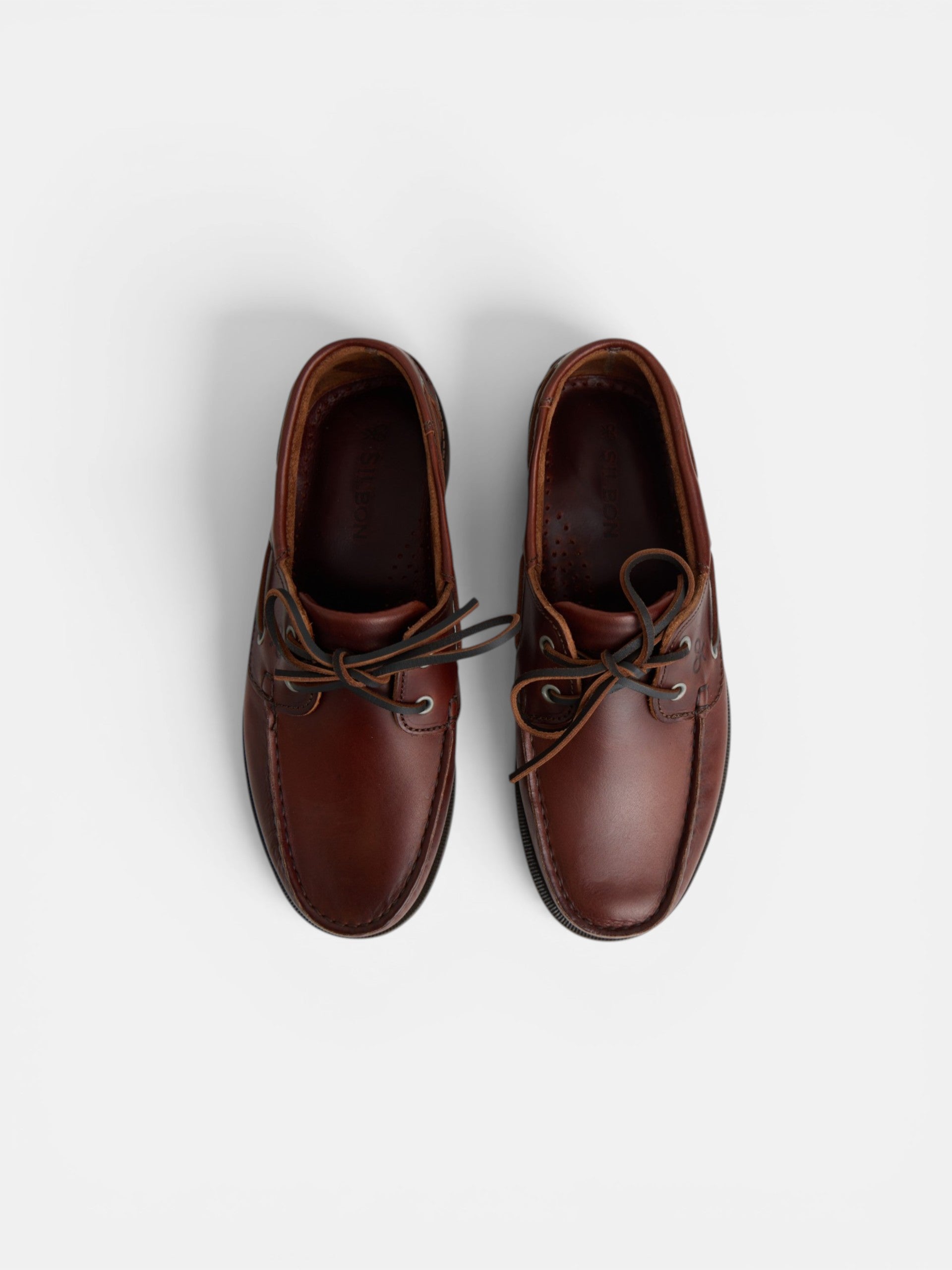 Chaussure bateau en cuir fin marron clair
