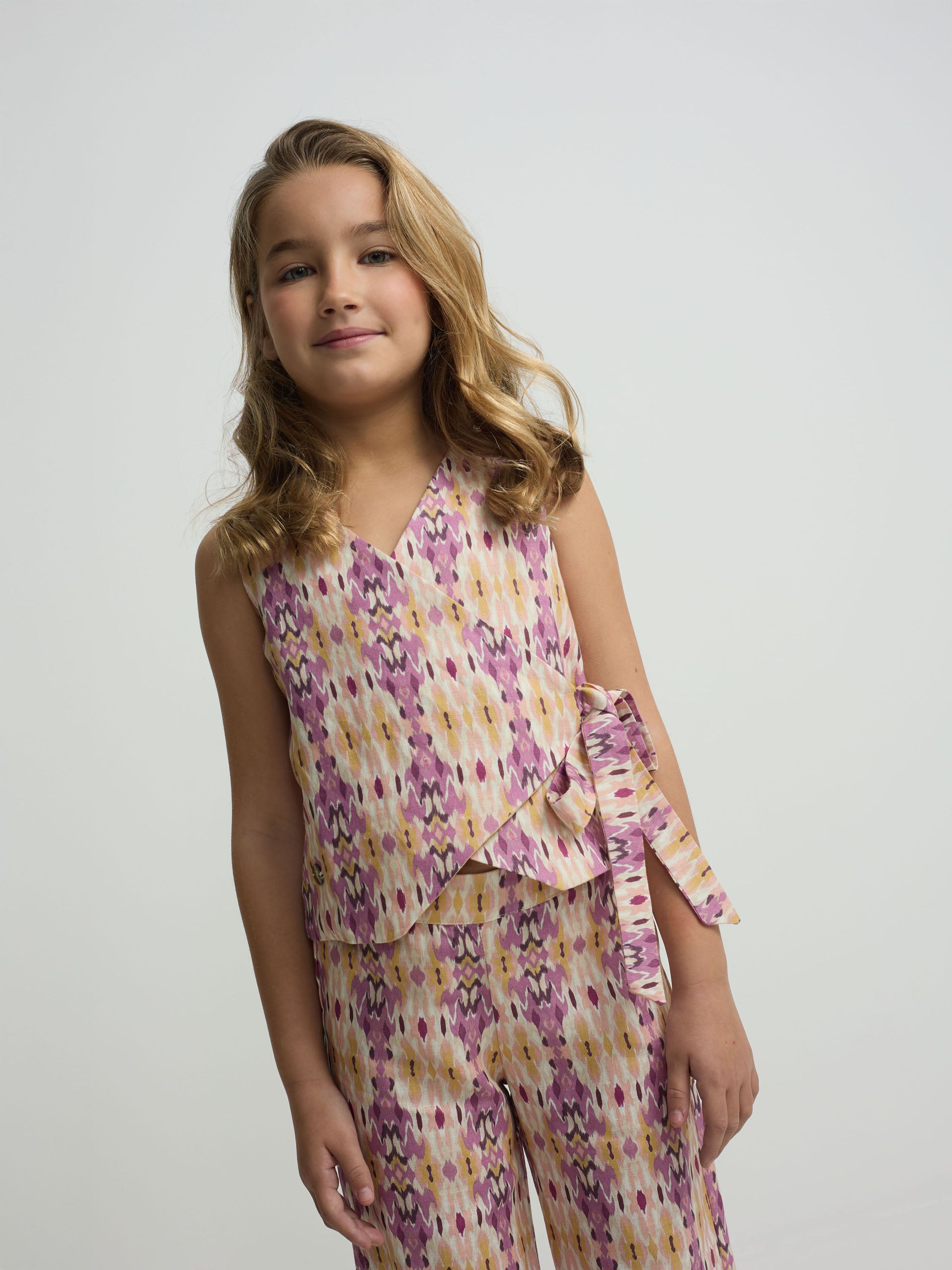 Gilet fille en lin imprimé ikat roses