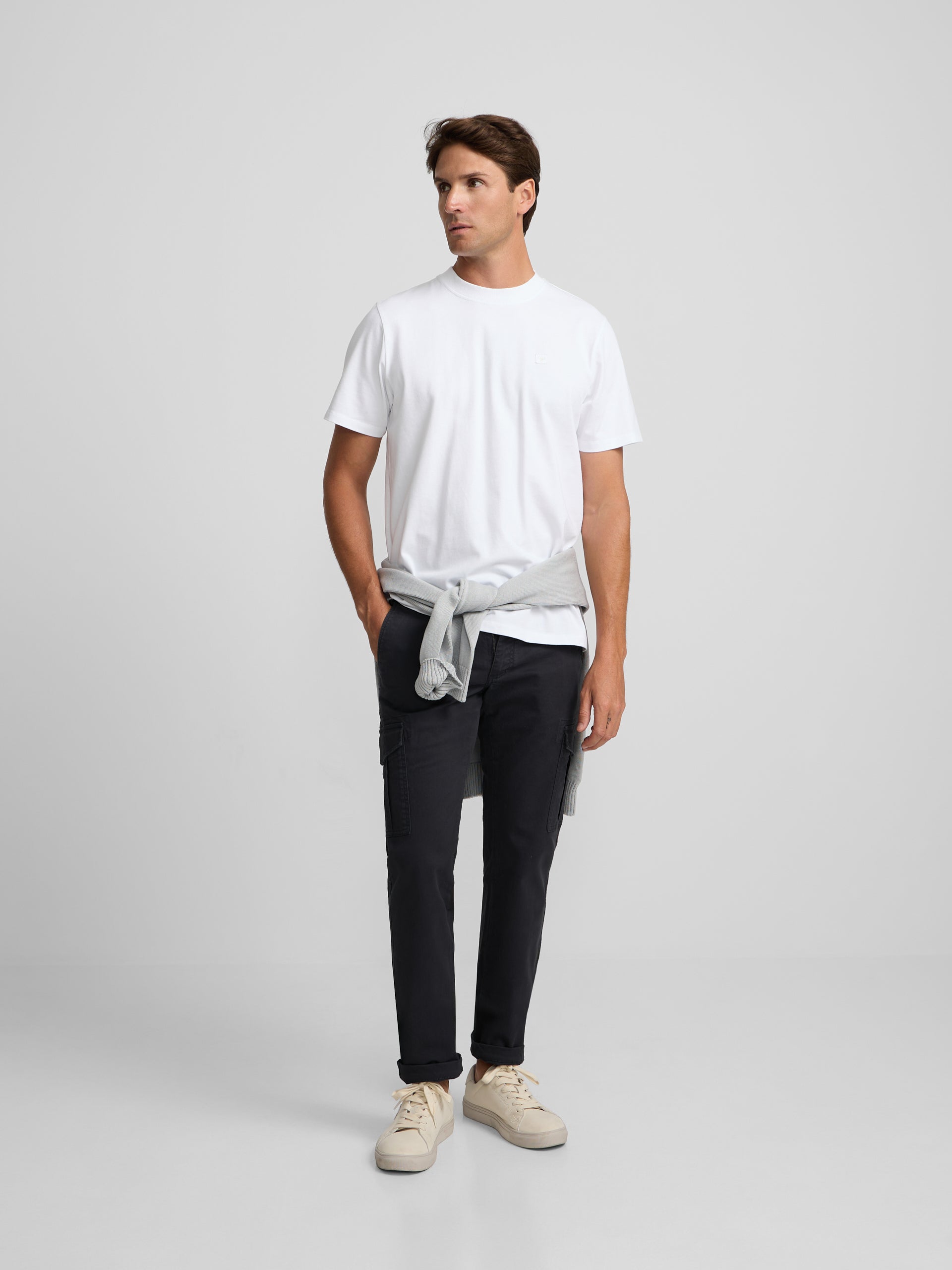 Plain t-shirt with white mini logo patch