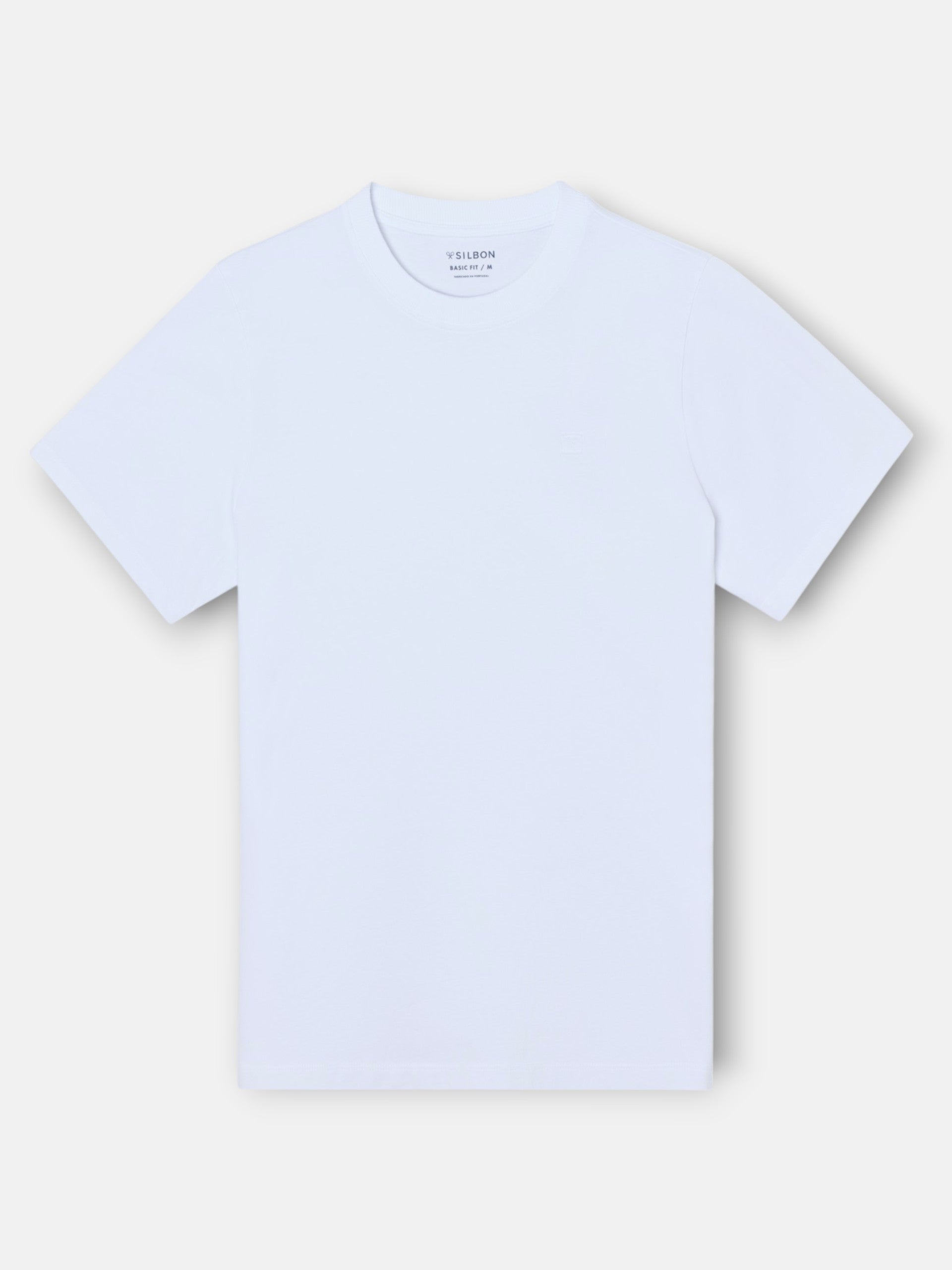 Plain t-shirt with white mini logo patch