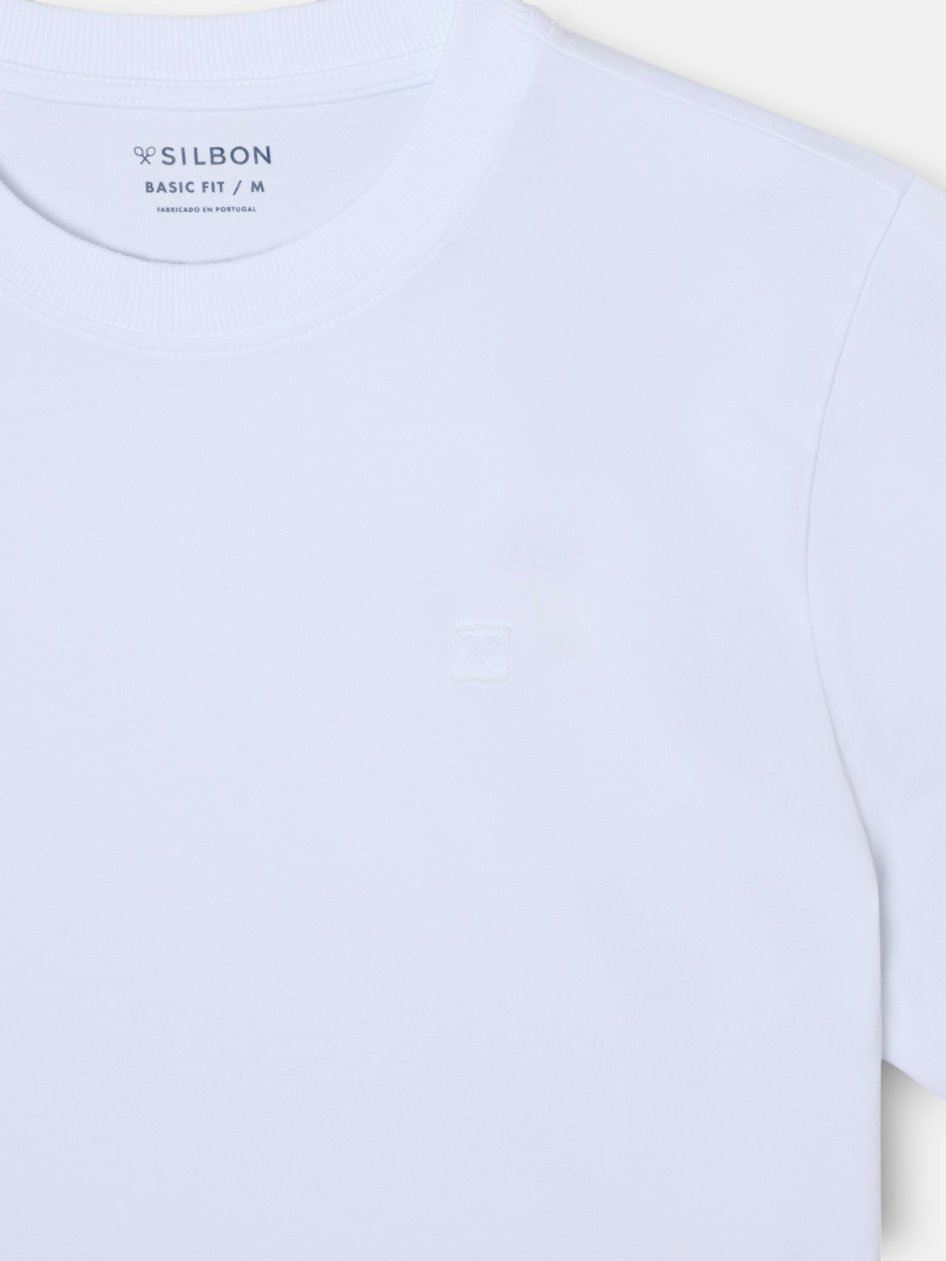 Plain t-shirt with white mini logo patch