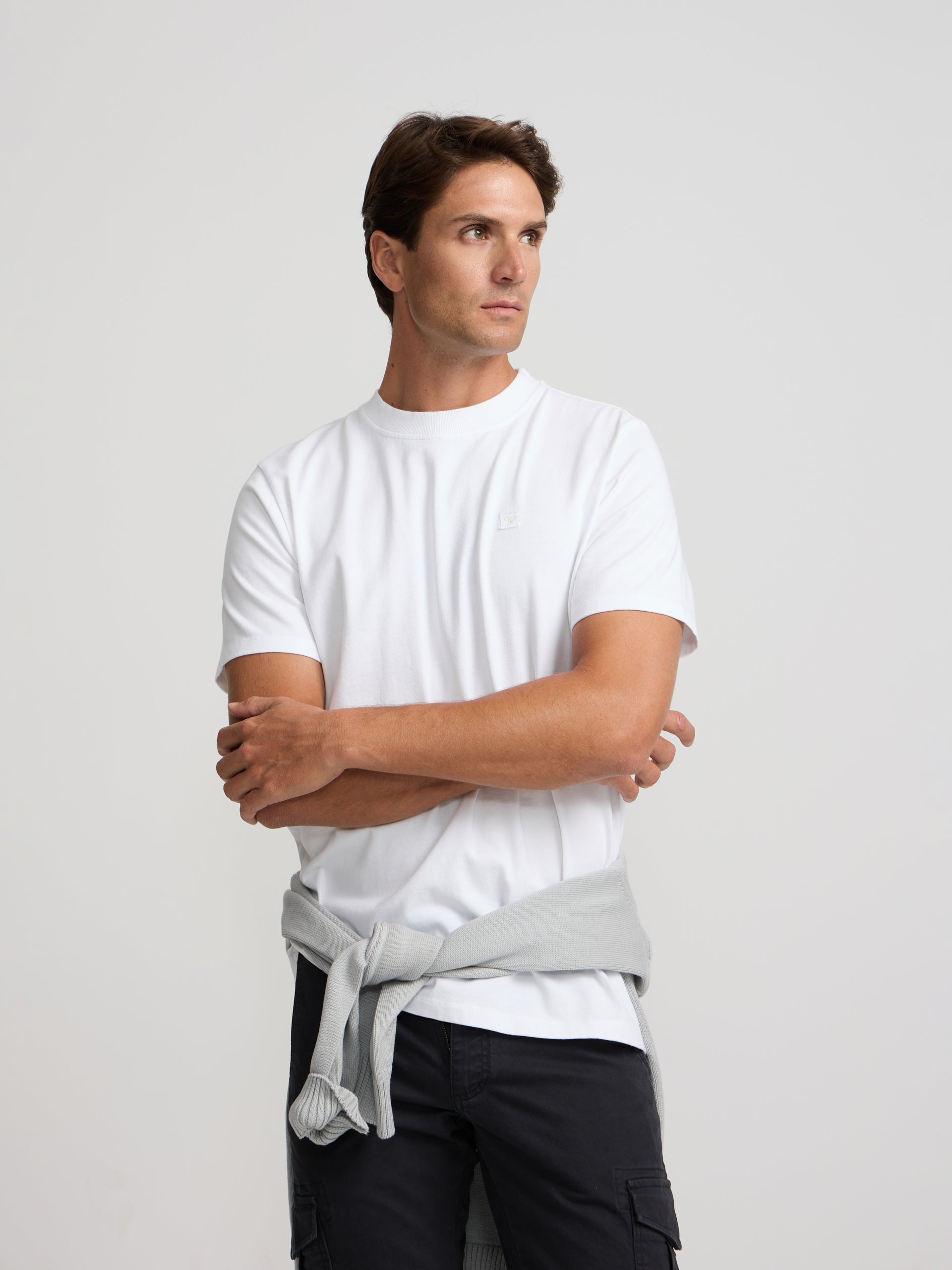 Plain t-shirt with white mini logo patch