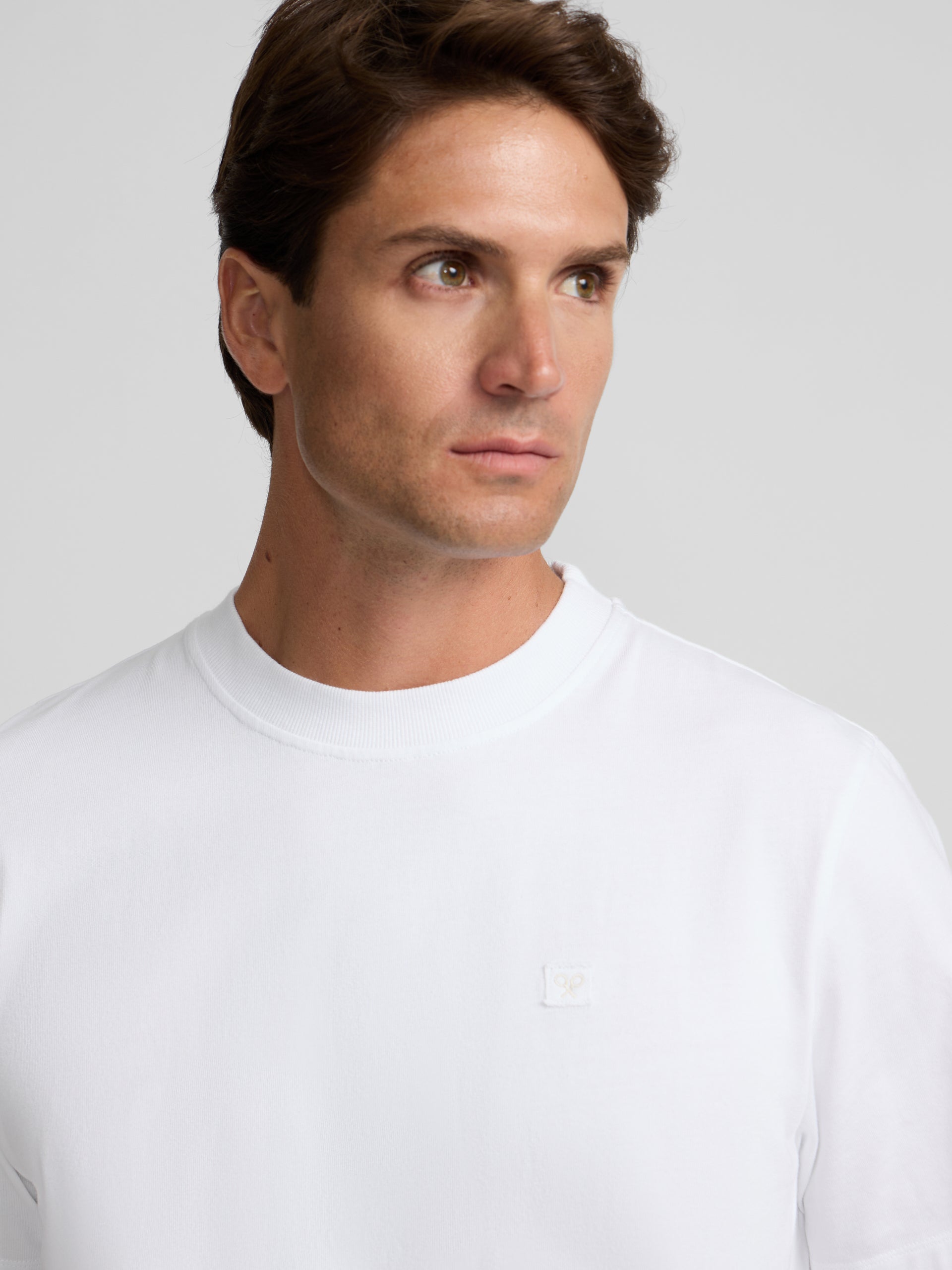 Plain t-shirt with white mini logo patch
