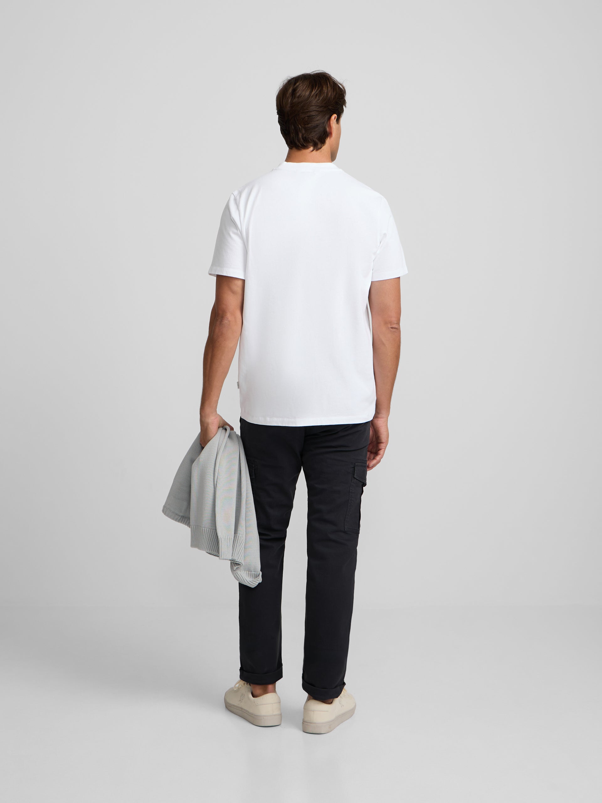 Plain t-shirt with white mini logo patch