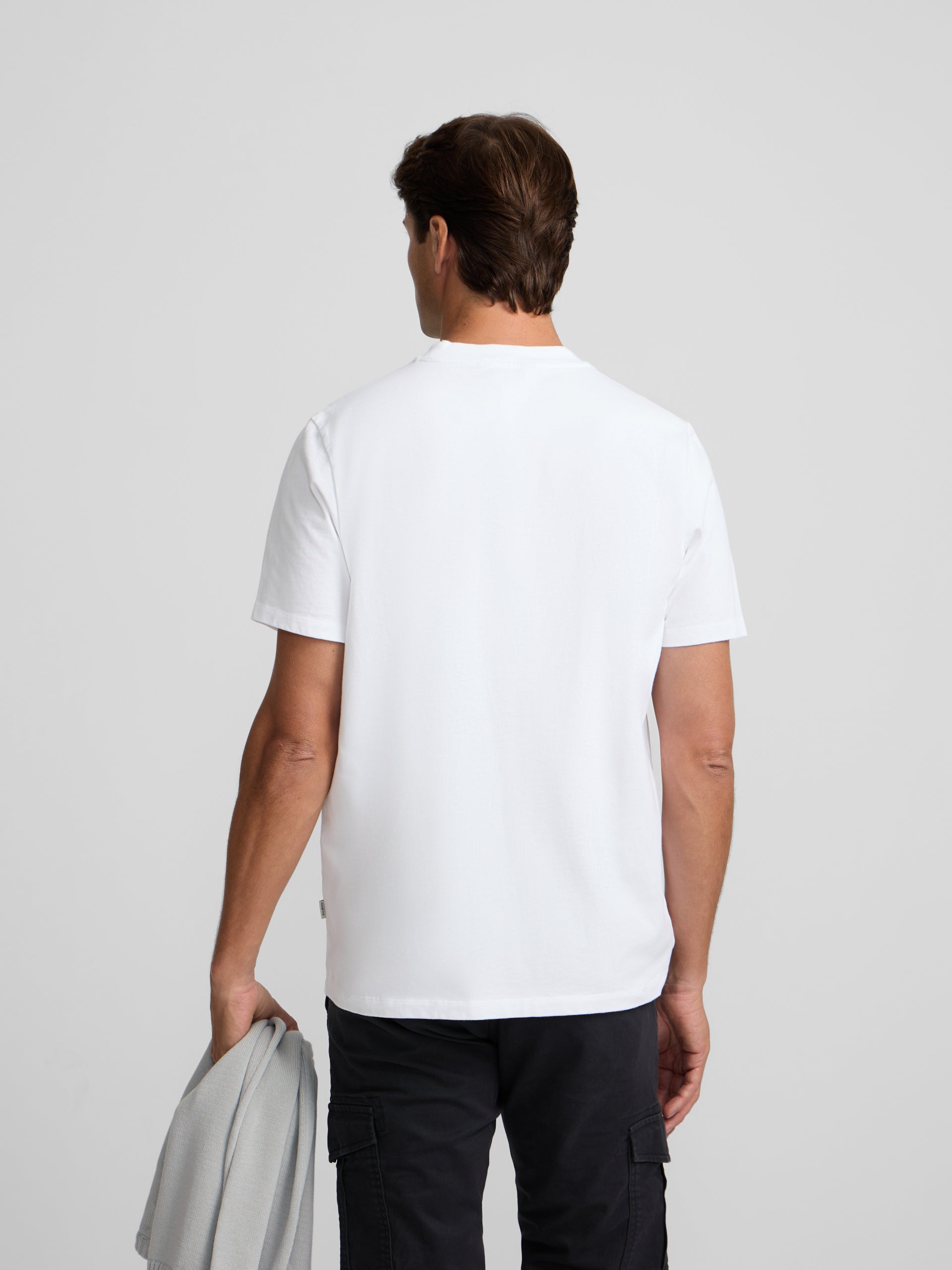 Plain t-shirt with white mini logo patch