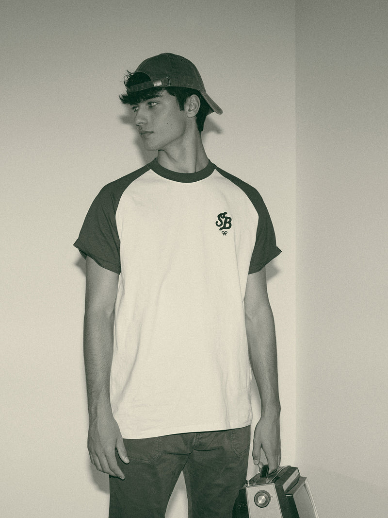 Relaxed fit t-shirt with burgundy contrast sleeves