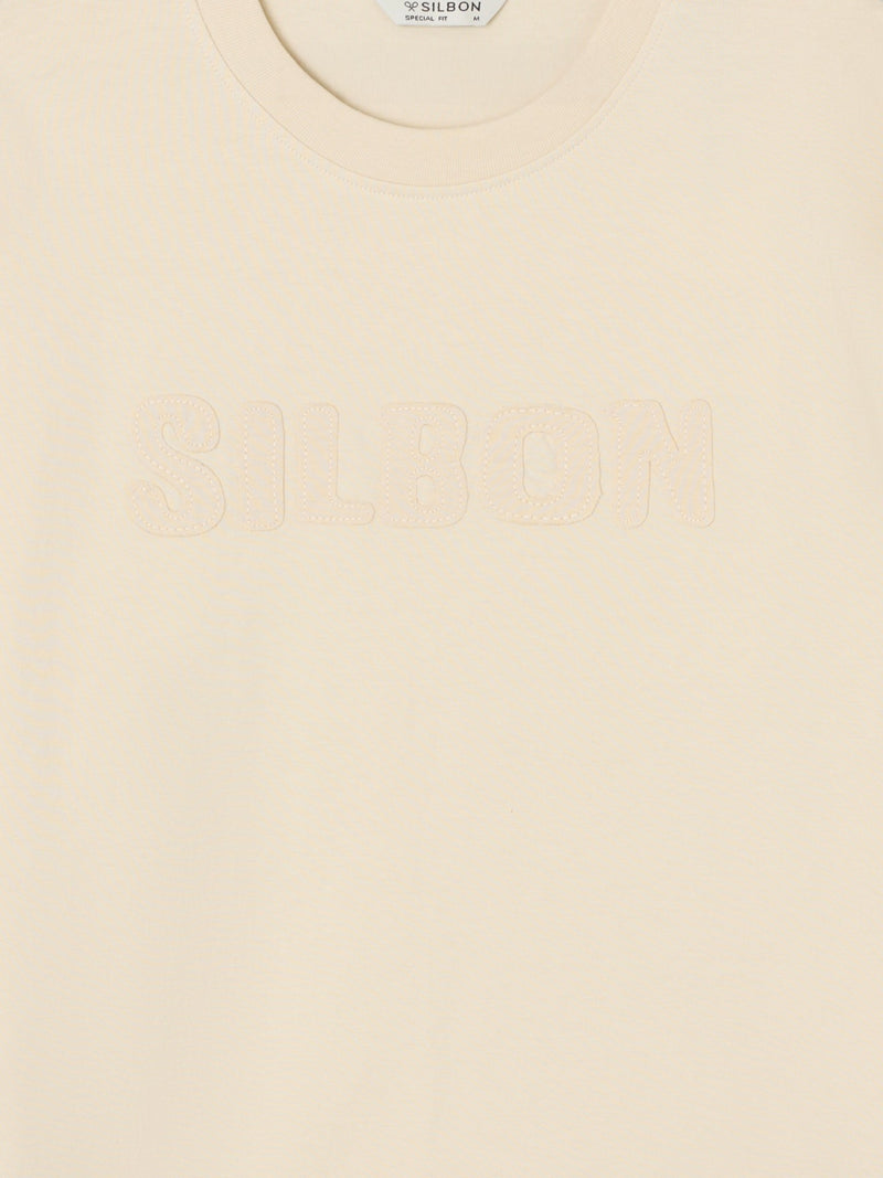 Camiseta special fit silbon parche tono beige