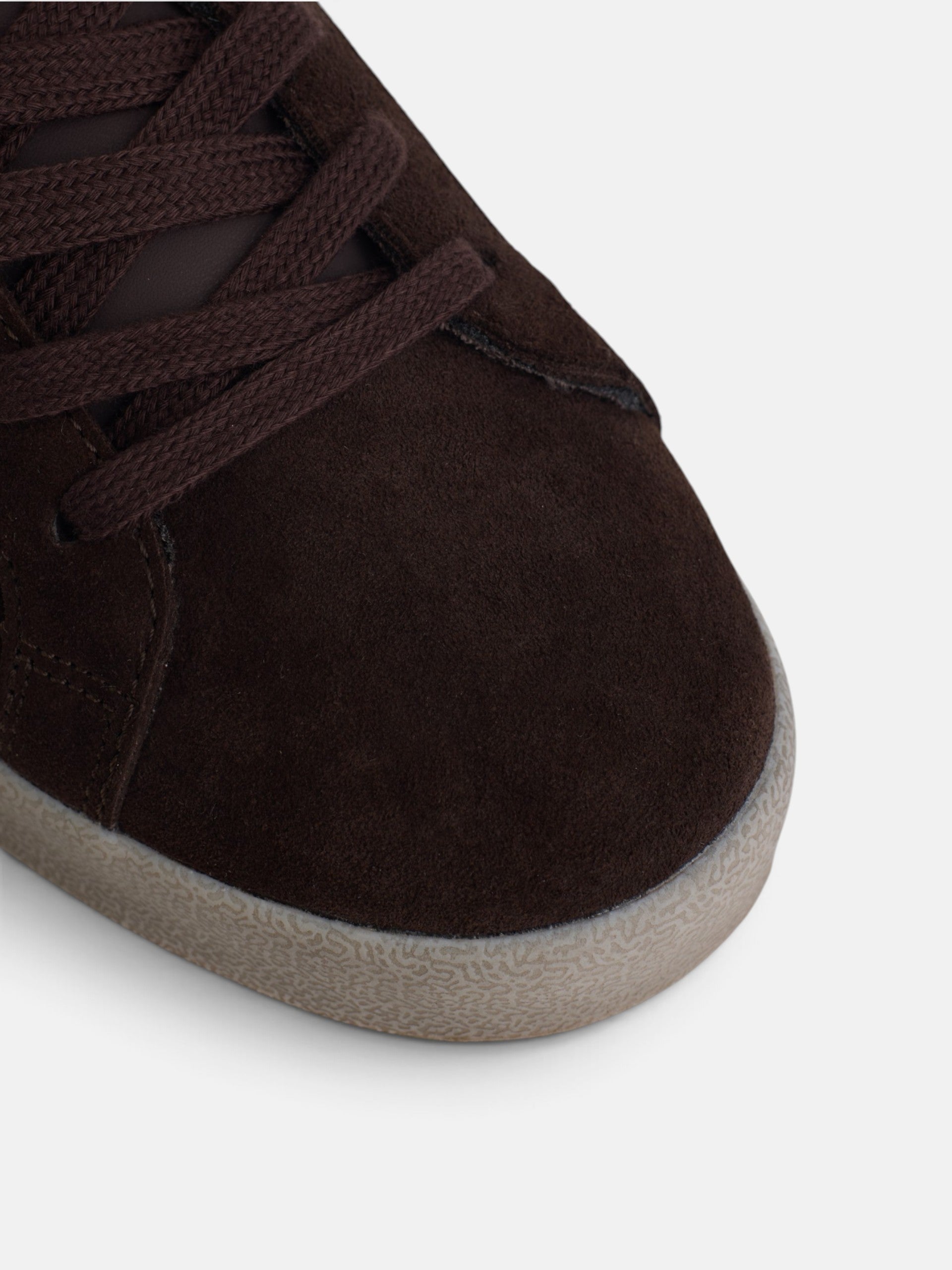 Zapatilla serraje desgastada marron