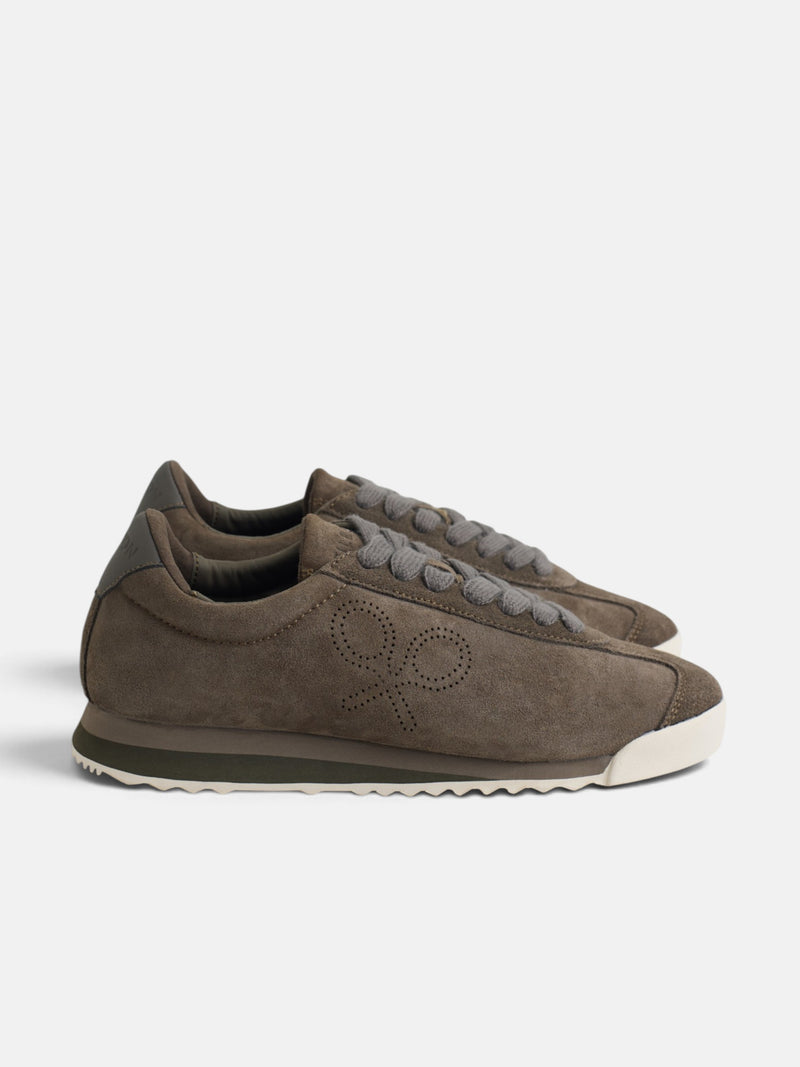 Baskets en daim logo perforé marron