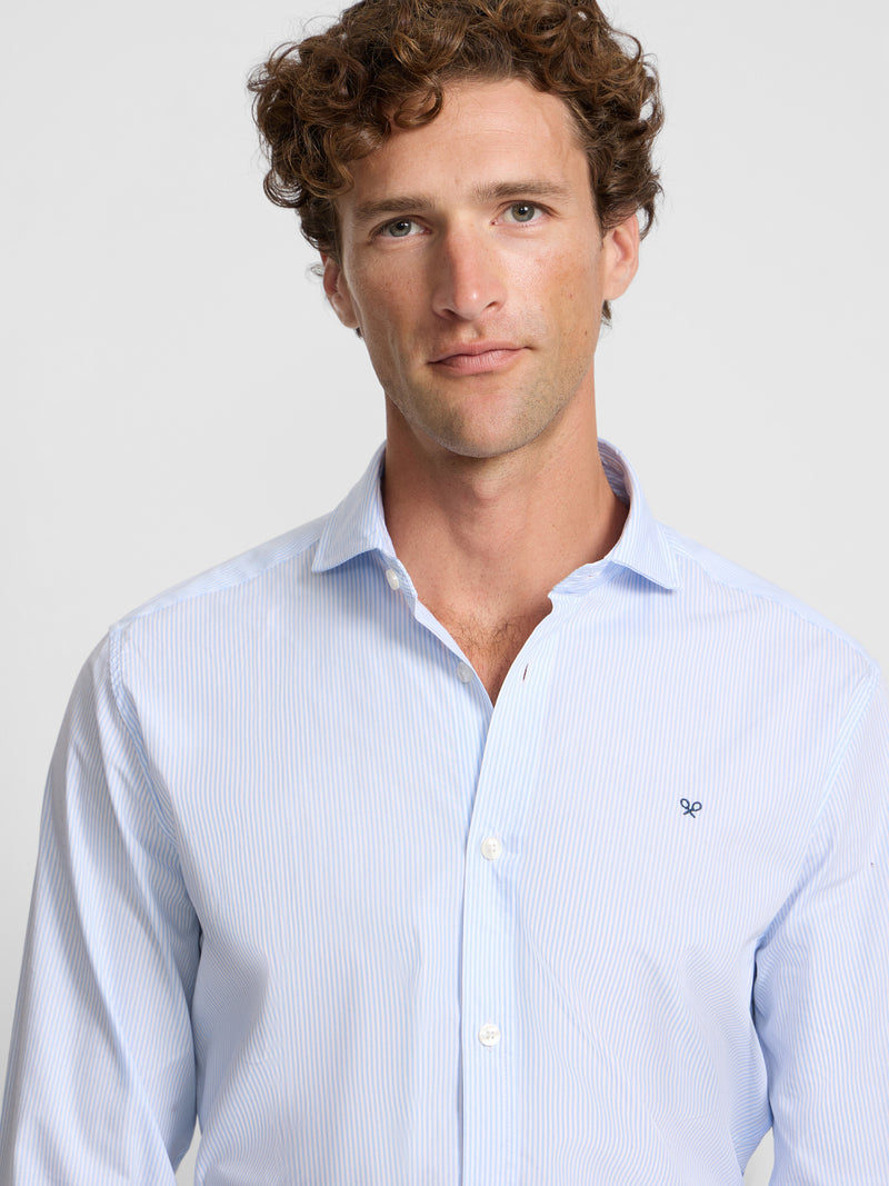 Chemise sport classique à fines rayures bleu ciel