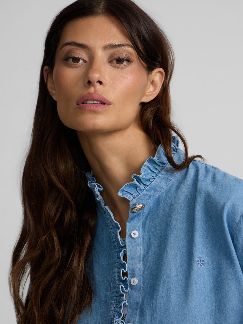 Chemise à col volanté avec détail de poignet en denim