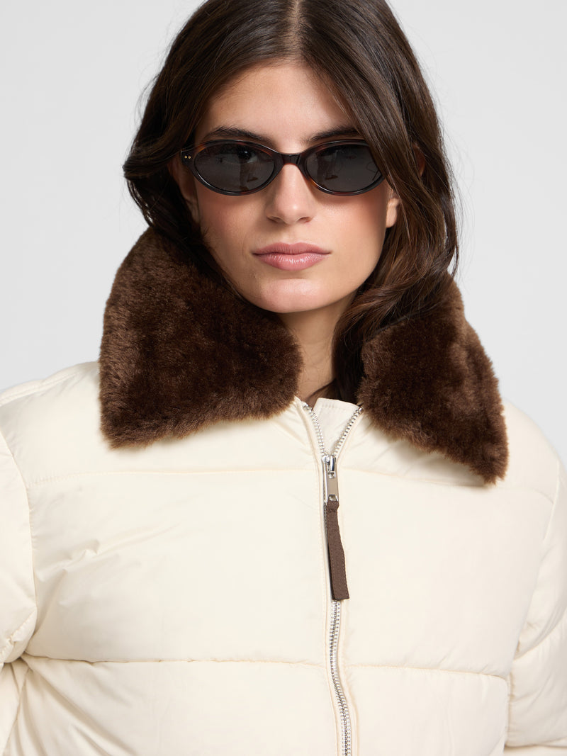 Parka curta acolchoada com gola de pelo cru