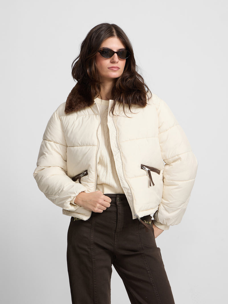 Parka curta acolchoada com gola de pelo cru