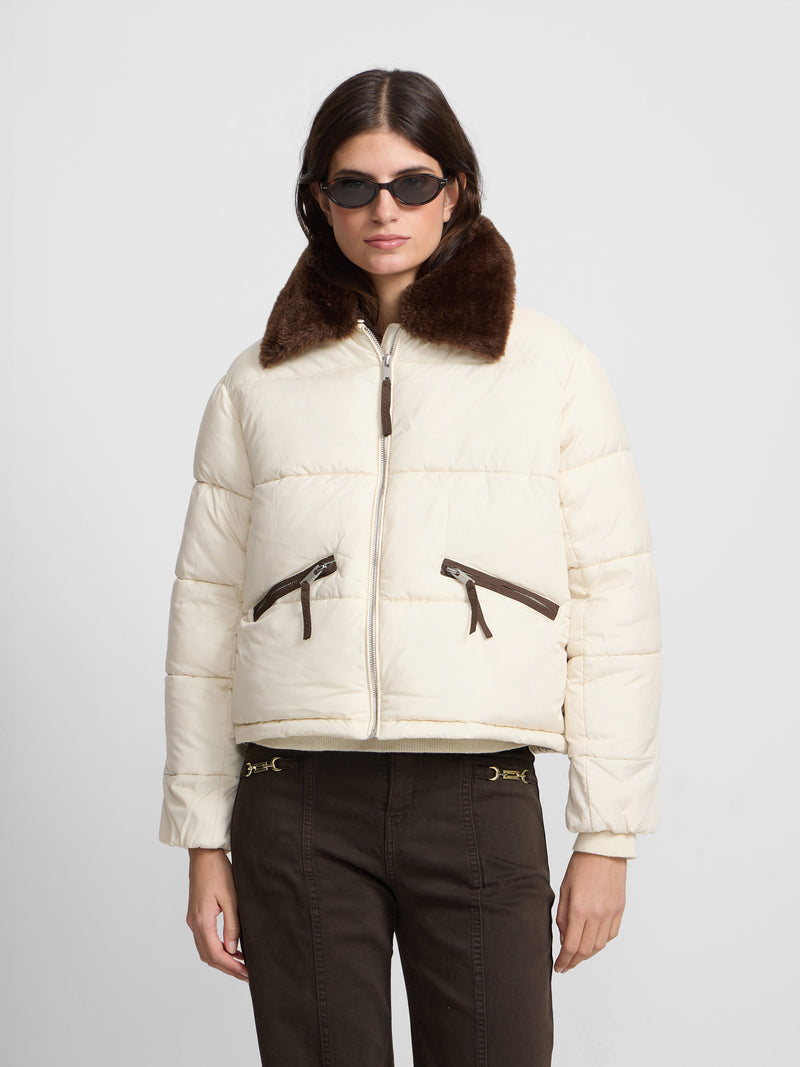 Parka curta acolchoada com gola de pelo cru