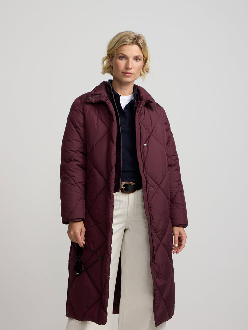 Parka comprida acolchoada com cachecol bordô
