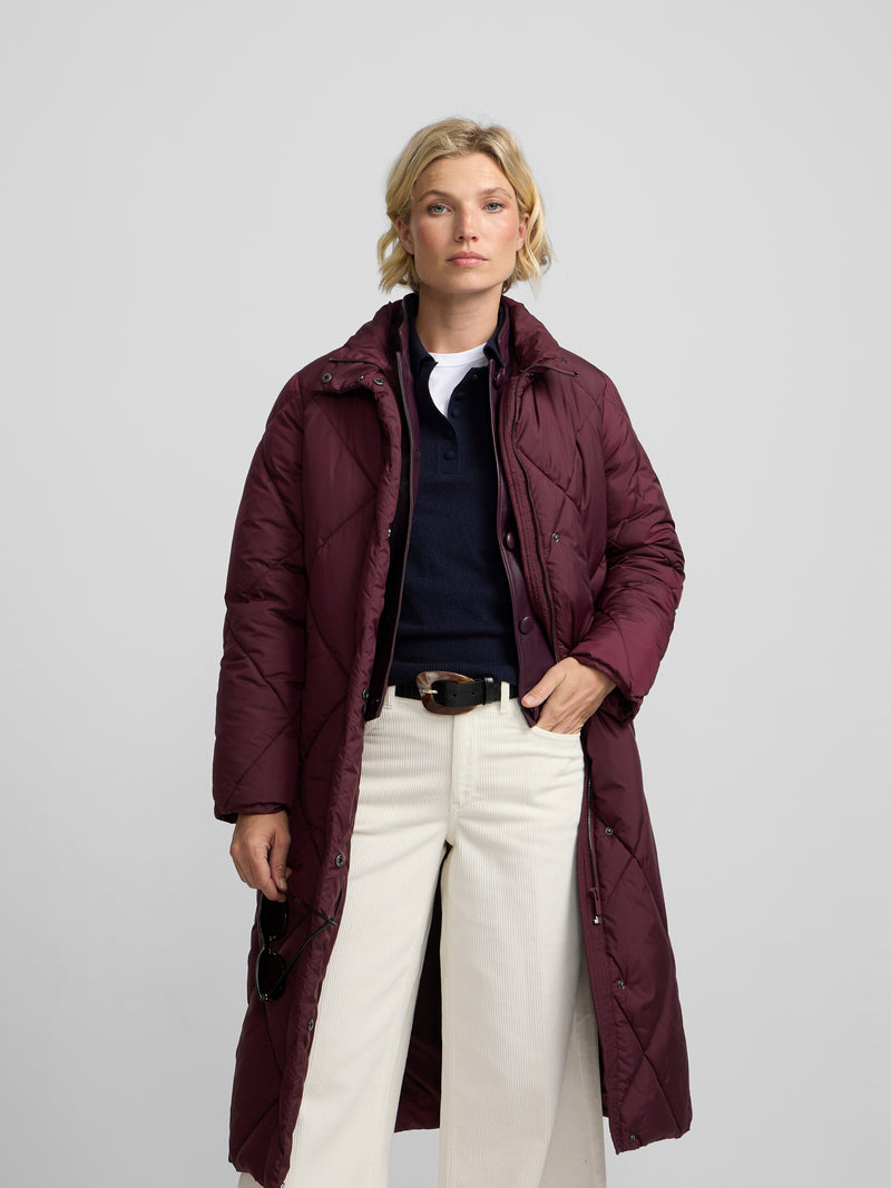 Parka comprida acolchoada com cachecol bordô