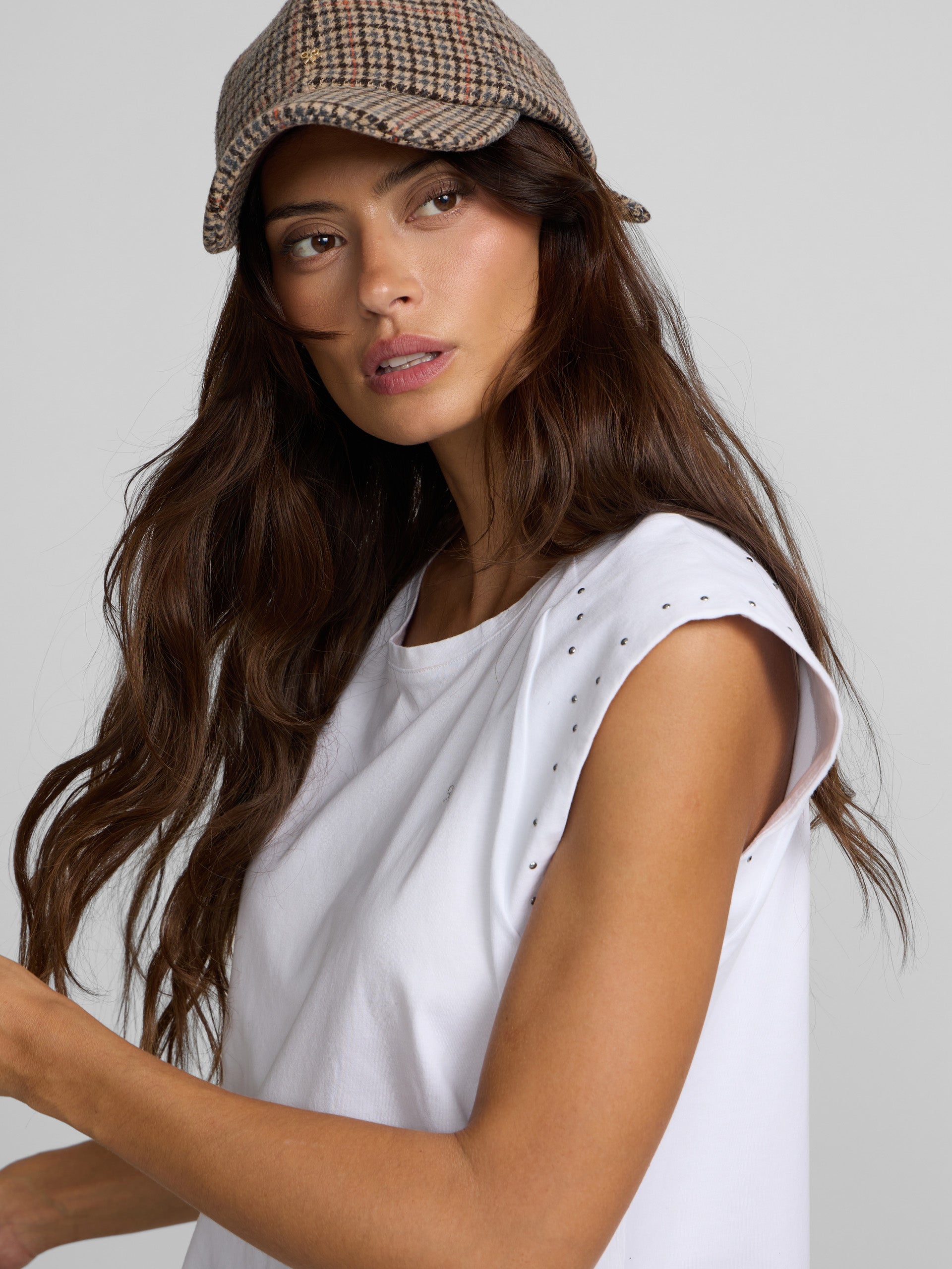 Camiseta woman hombreras detalle tachuelas blanca