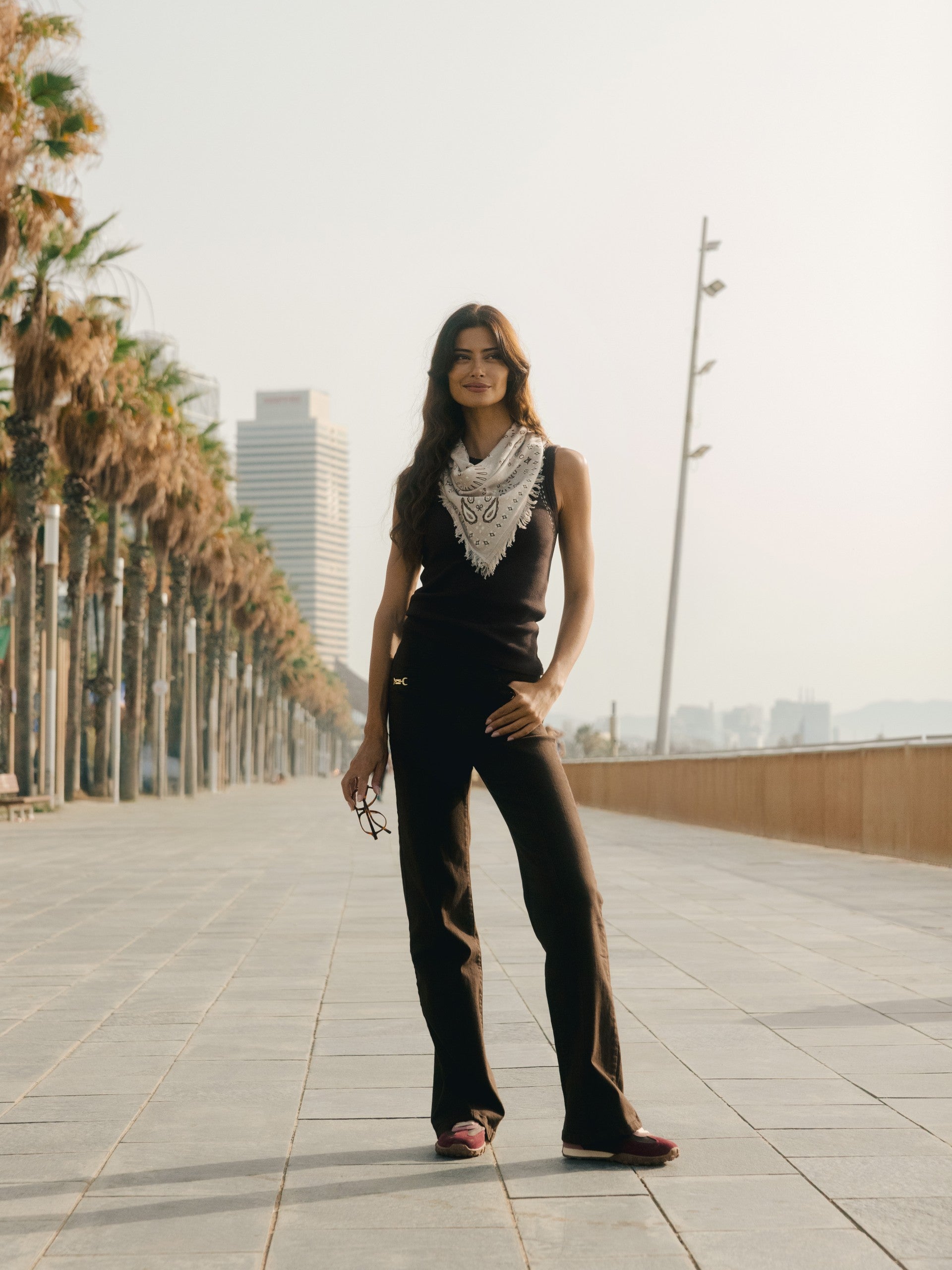 Pantalon denim recto detalle hebillas marron