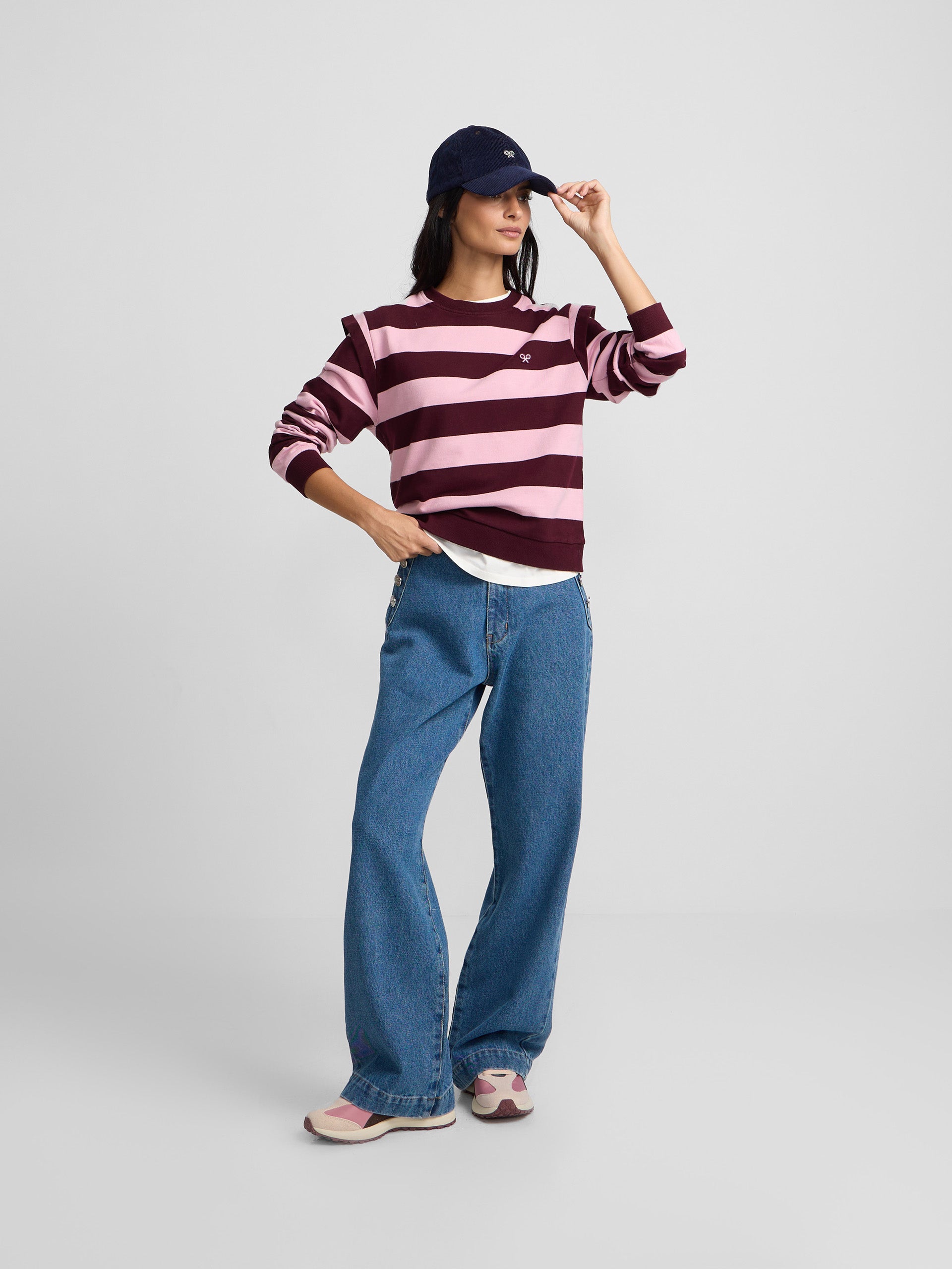 Sweatshirt com ombreiras, riscas rosa e grená