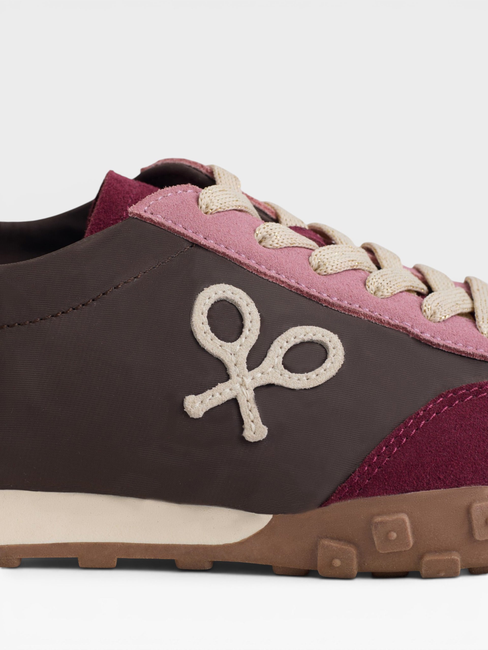Zapatilla tricolor raquetas marron y granate