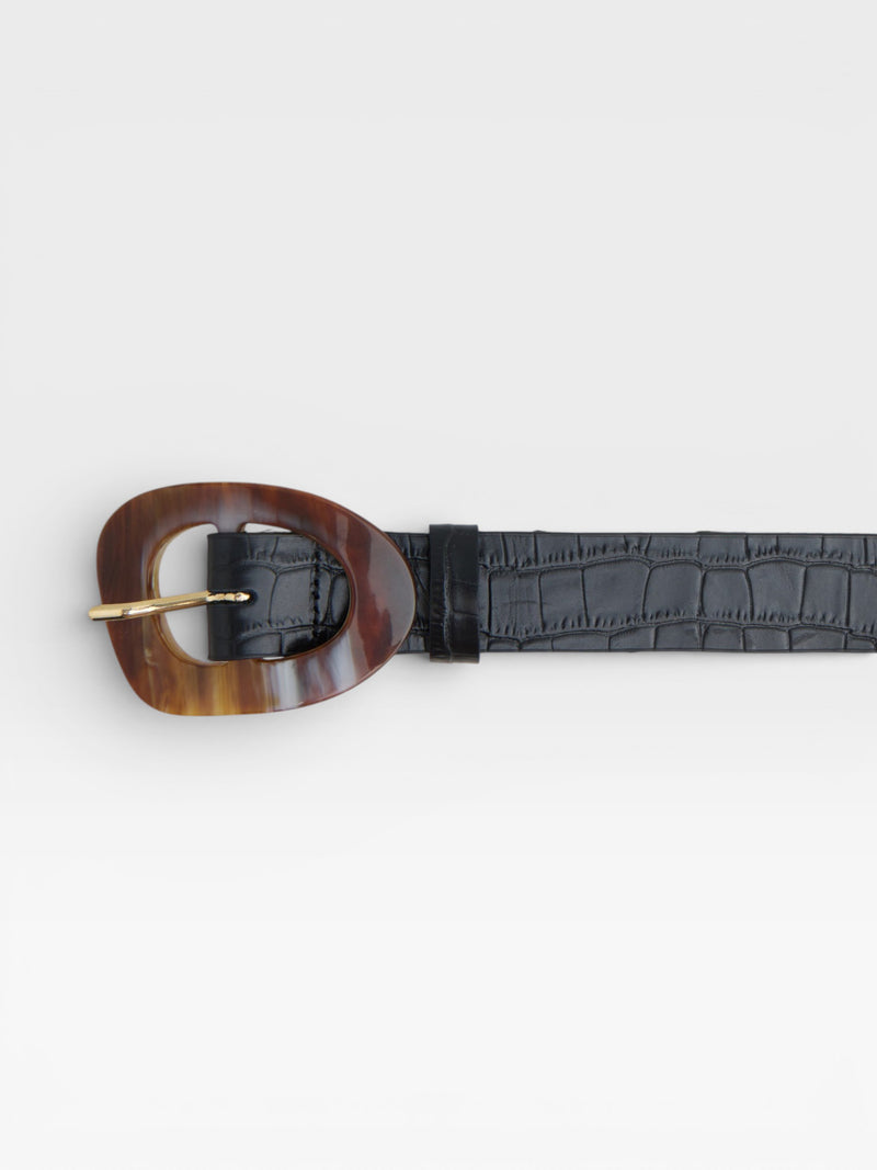 Cinto de pele com textura de crocodilo e fivela tartaruga preto