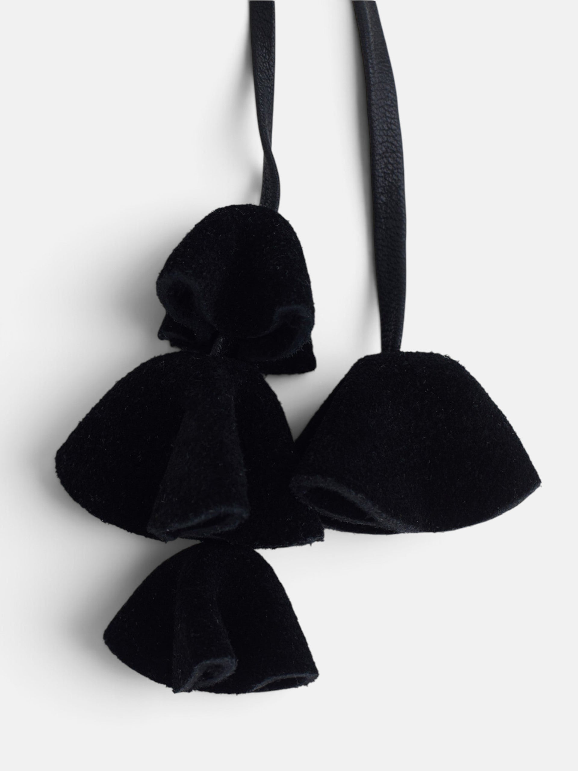 Llavero piel flores negro