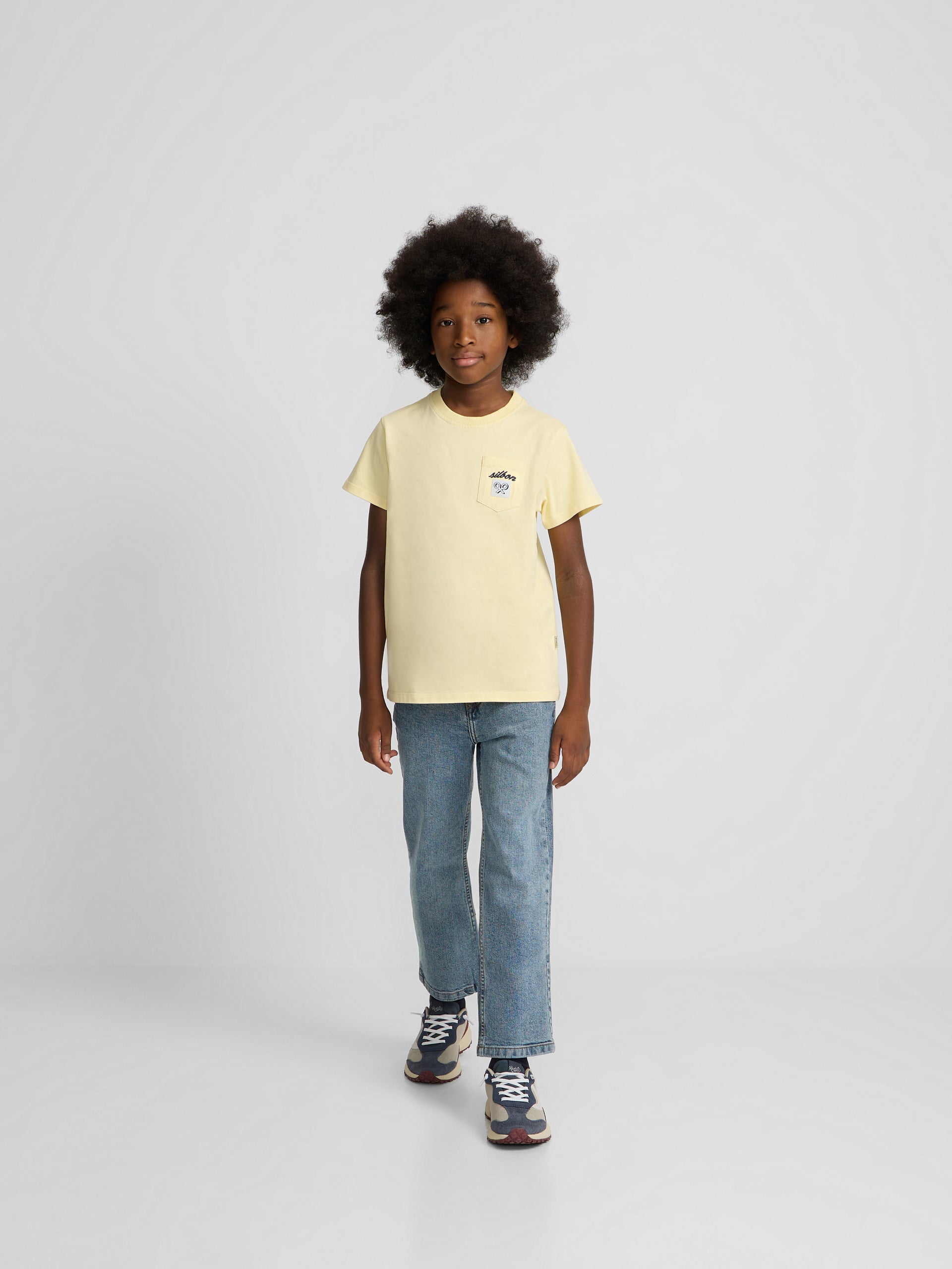 Camiseta kids bolsillo etiqueta amarilla