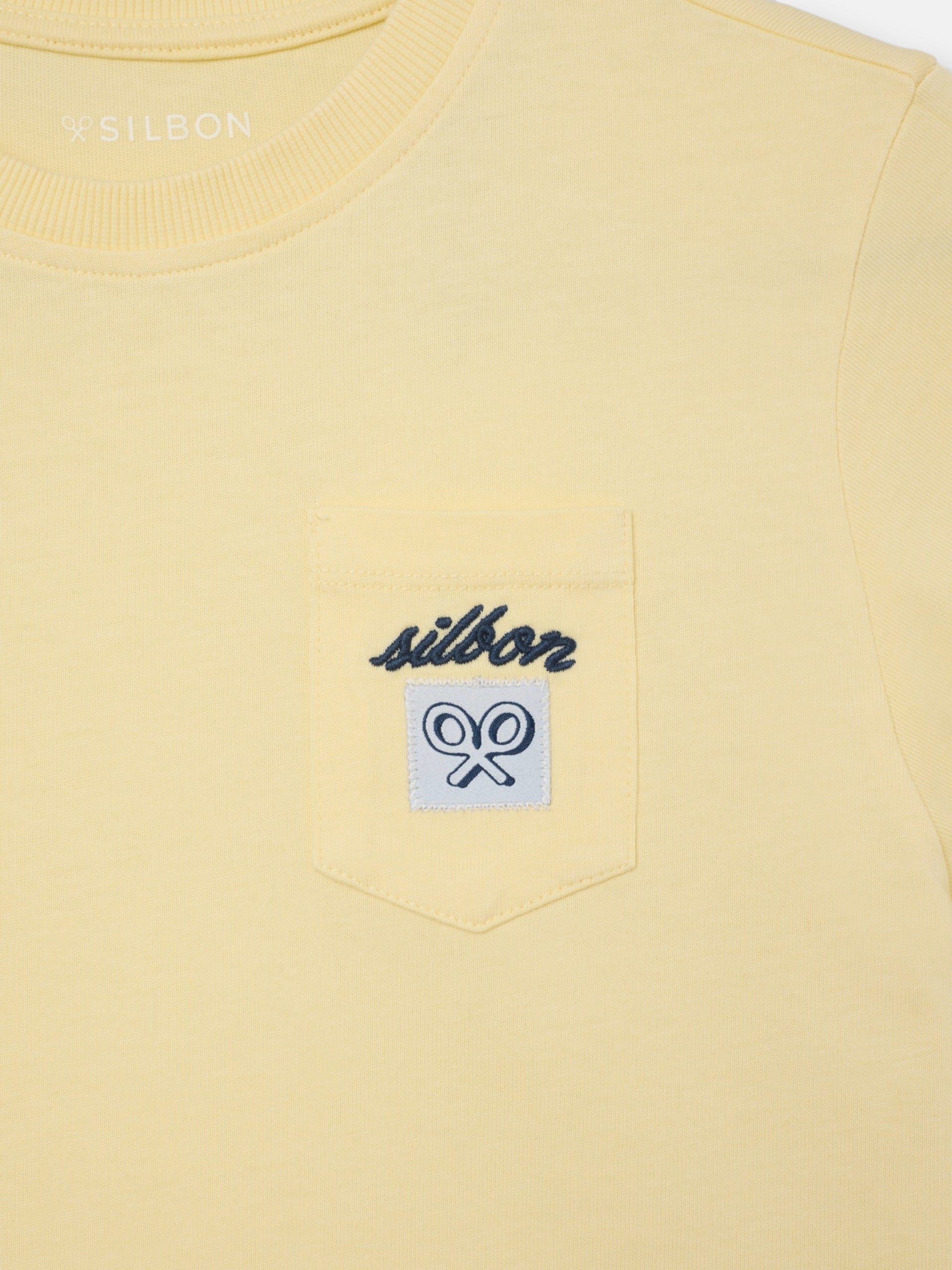 Camiseta kids bolsillo etiqueta amarilla