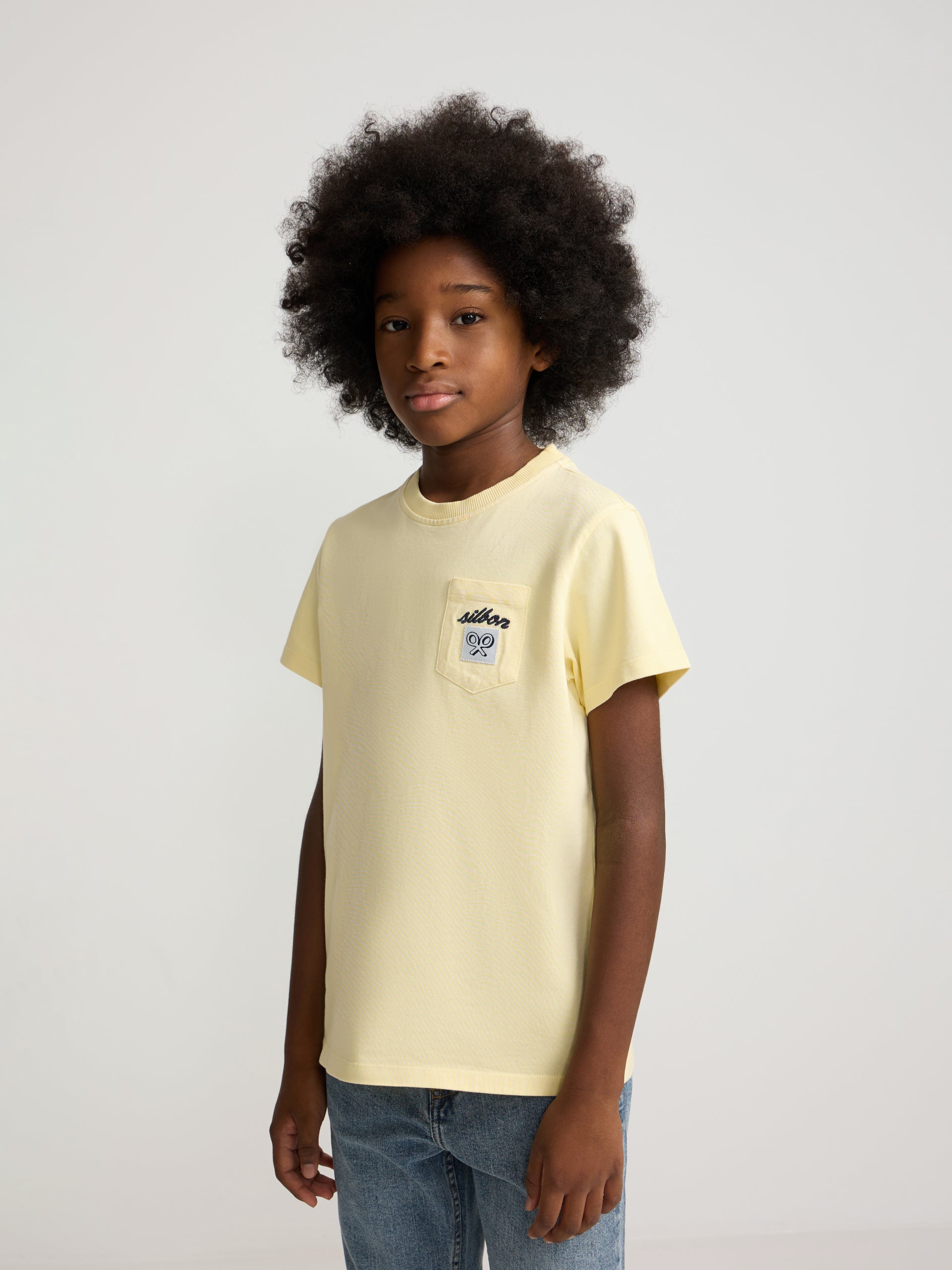 Camiseta kids bolsillo etiqueta amarilla