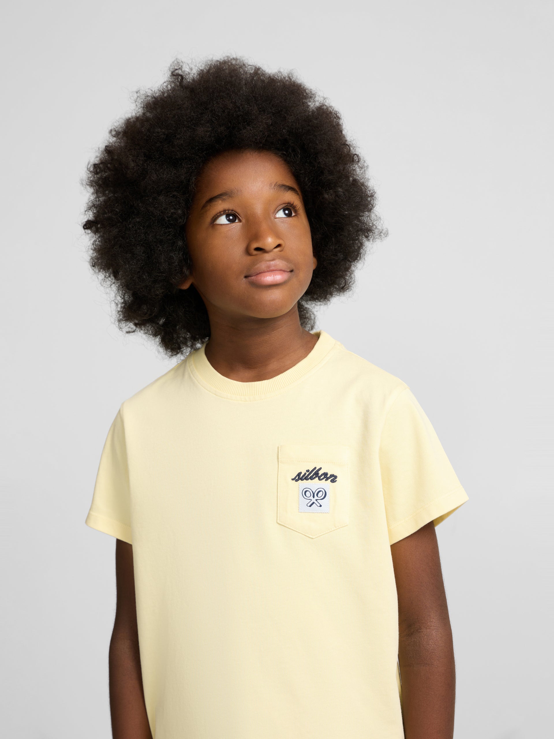 Camiseta kids bolsillo etiqueta amarilla