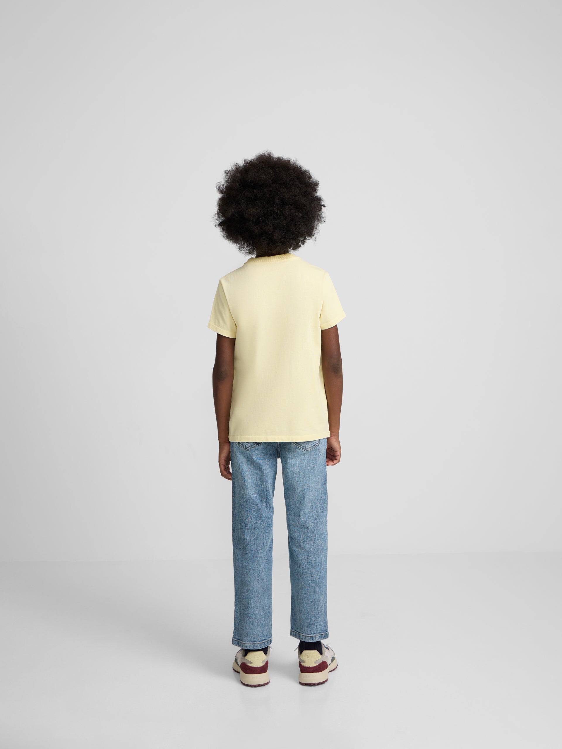 Camiseta kids bolsillo etiqueta amarilla