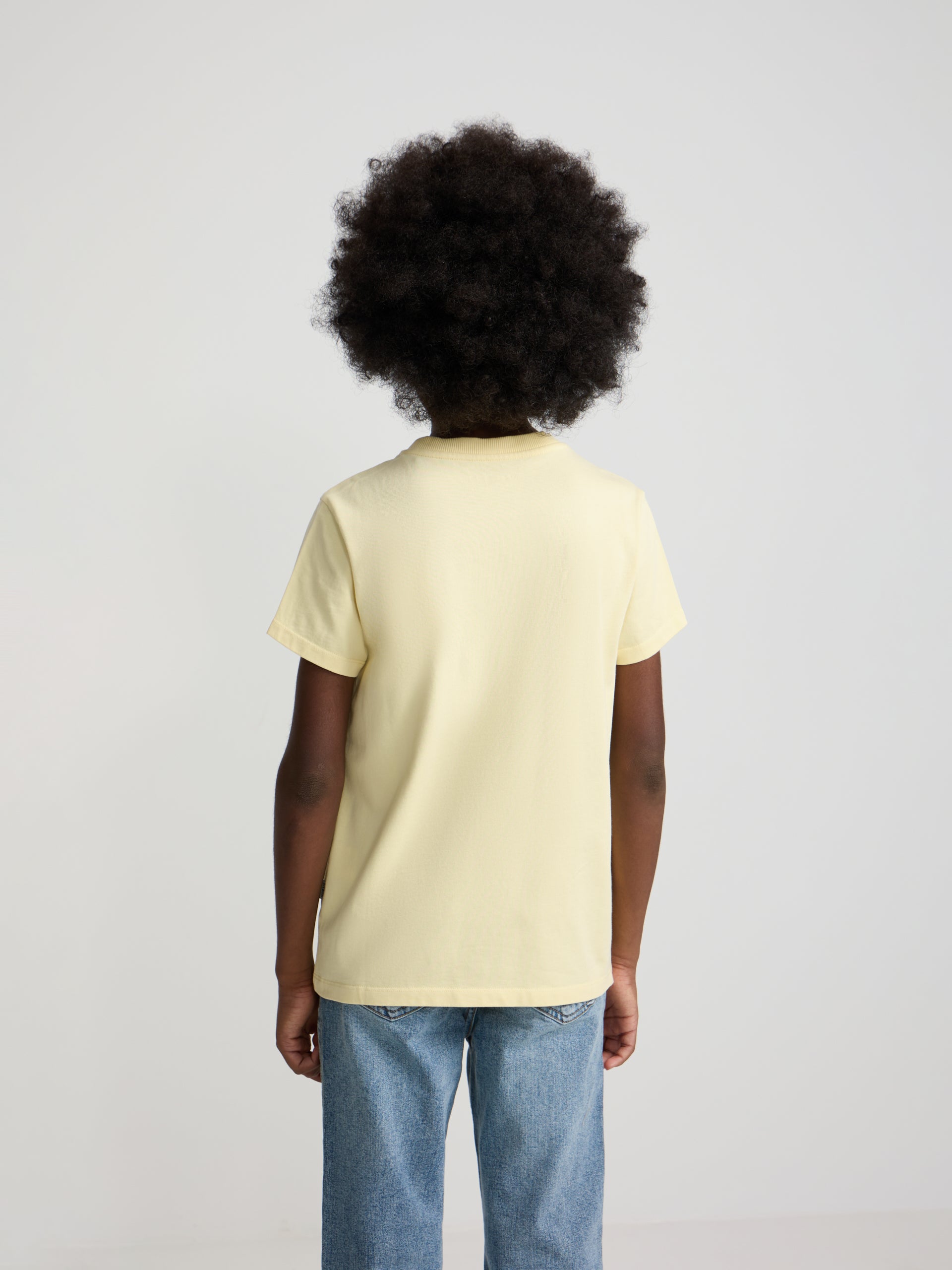 Camiseta kids bolsillo etiqueta amarilla