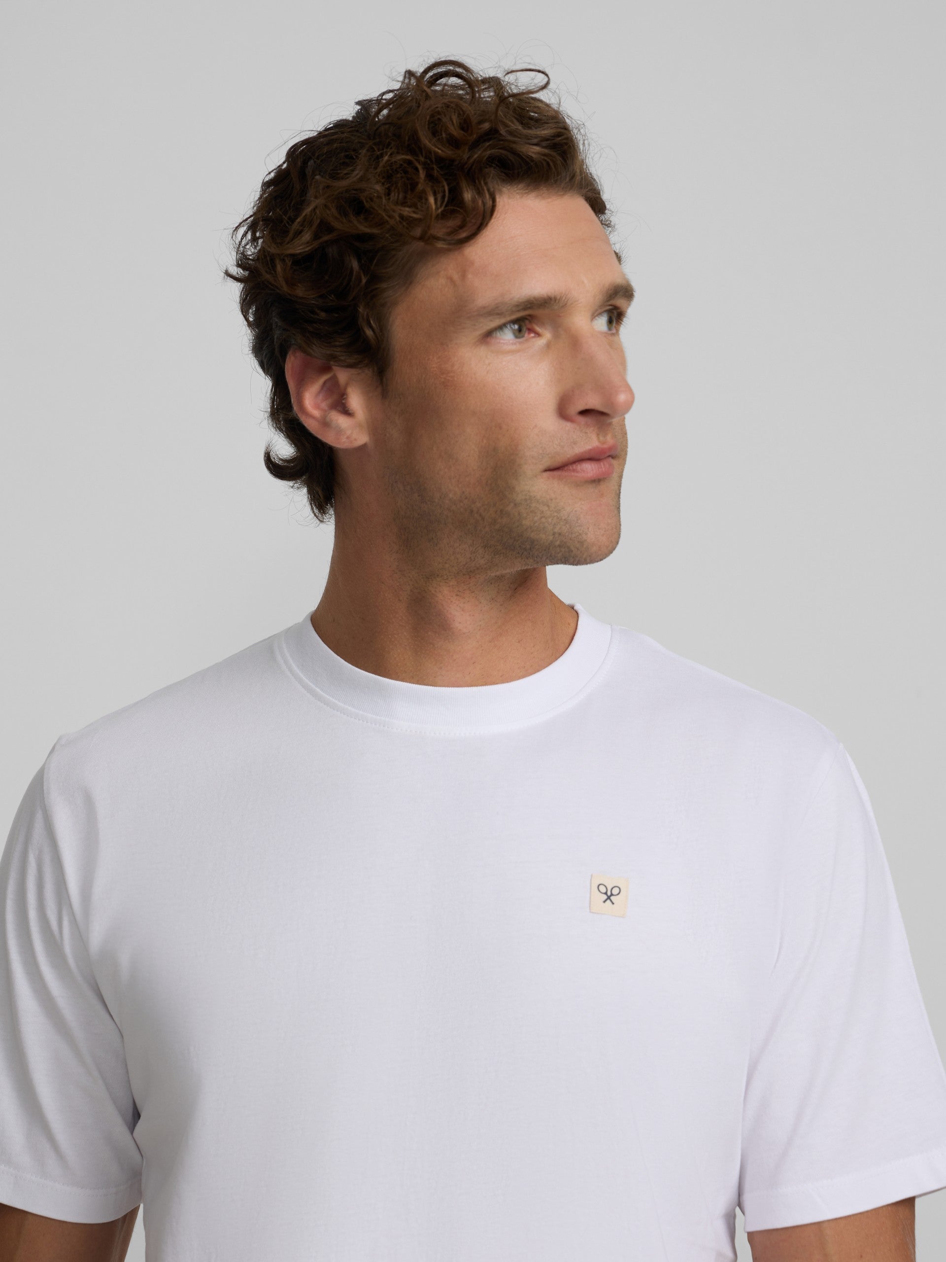 Camiseta lisa minilogo parche blanca