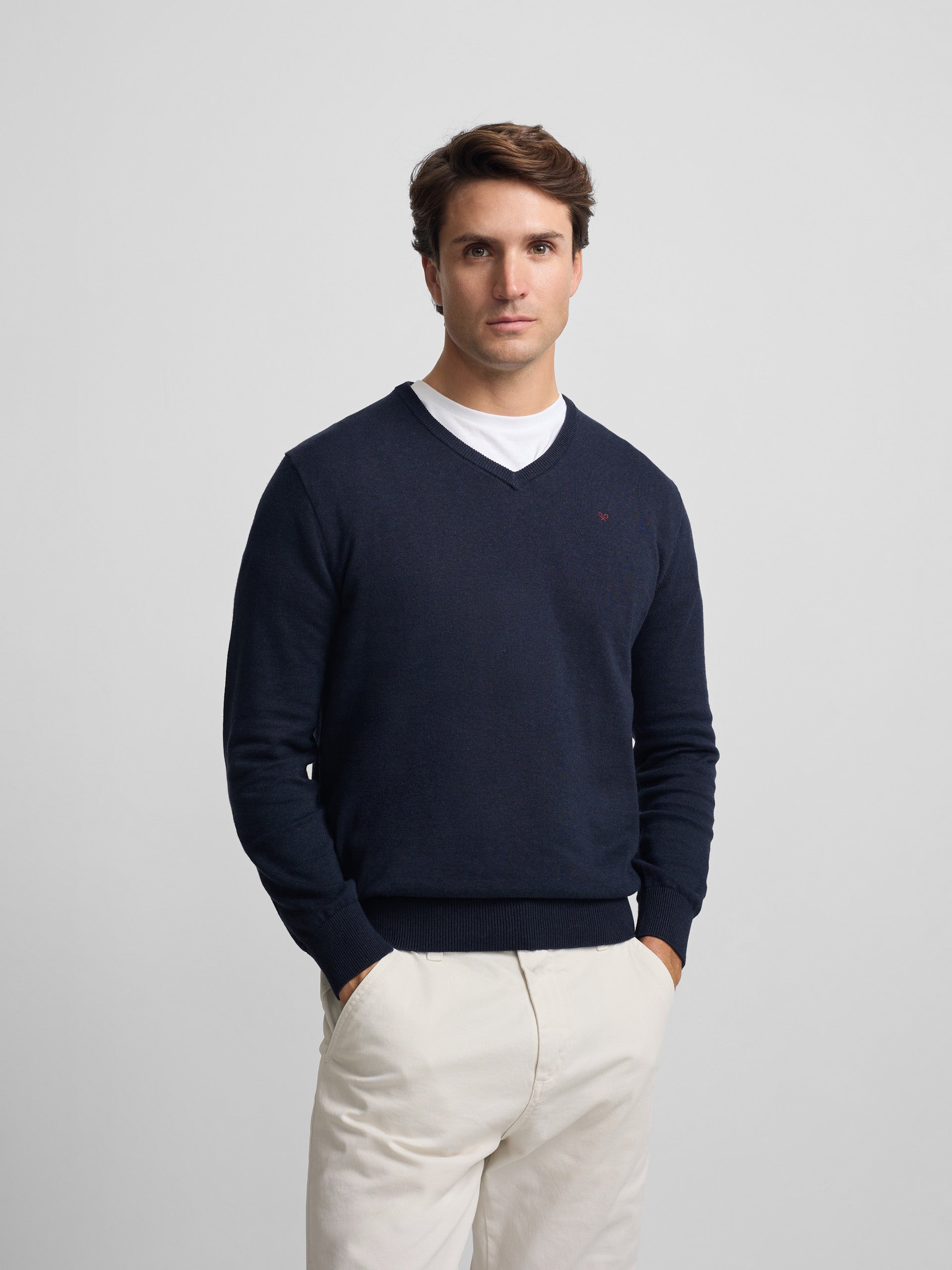 Pull uni col en V bleu marine