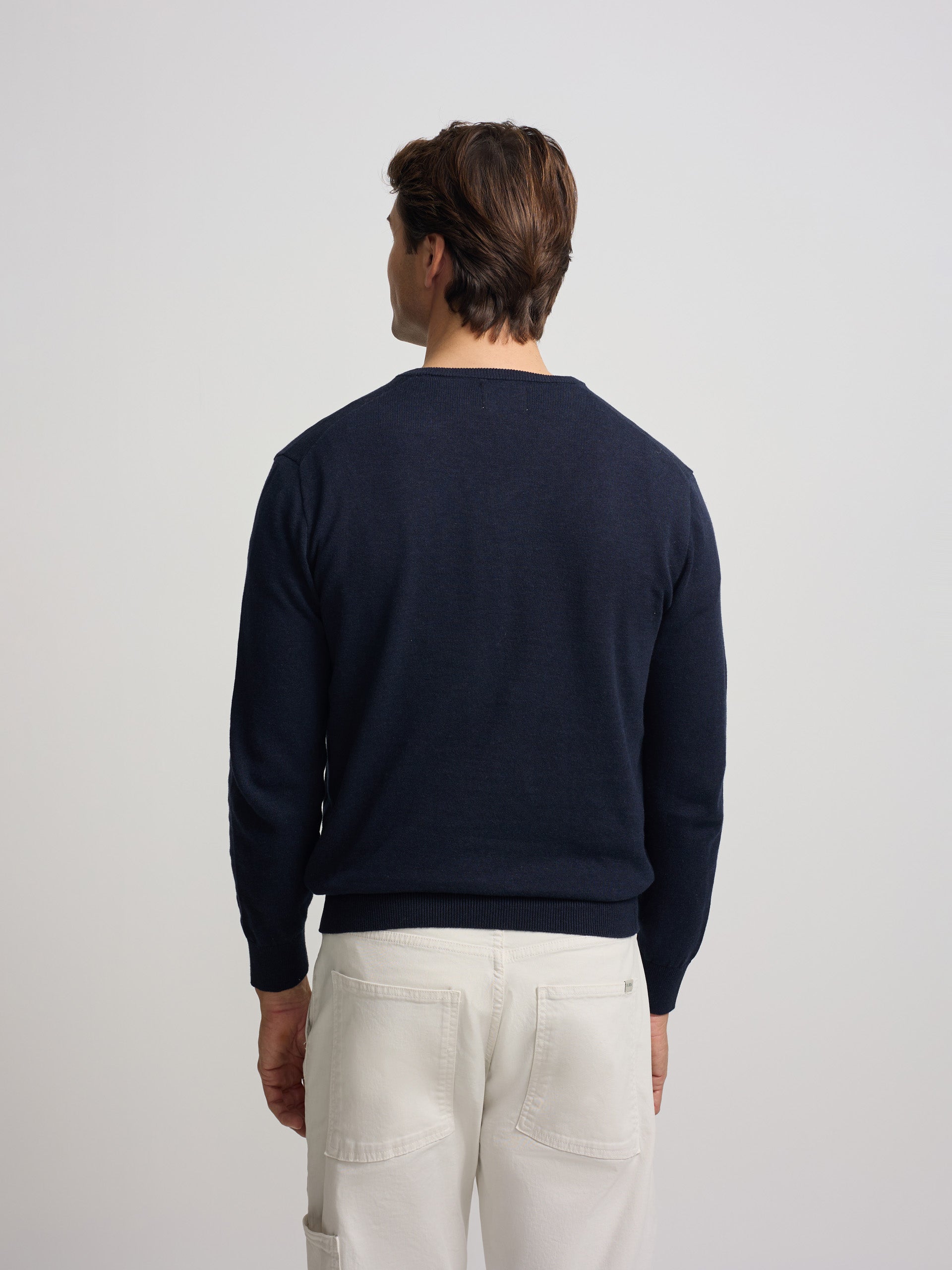 Pull uni col en V bleu marine