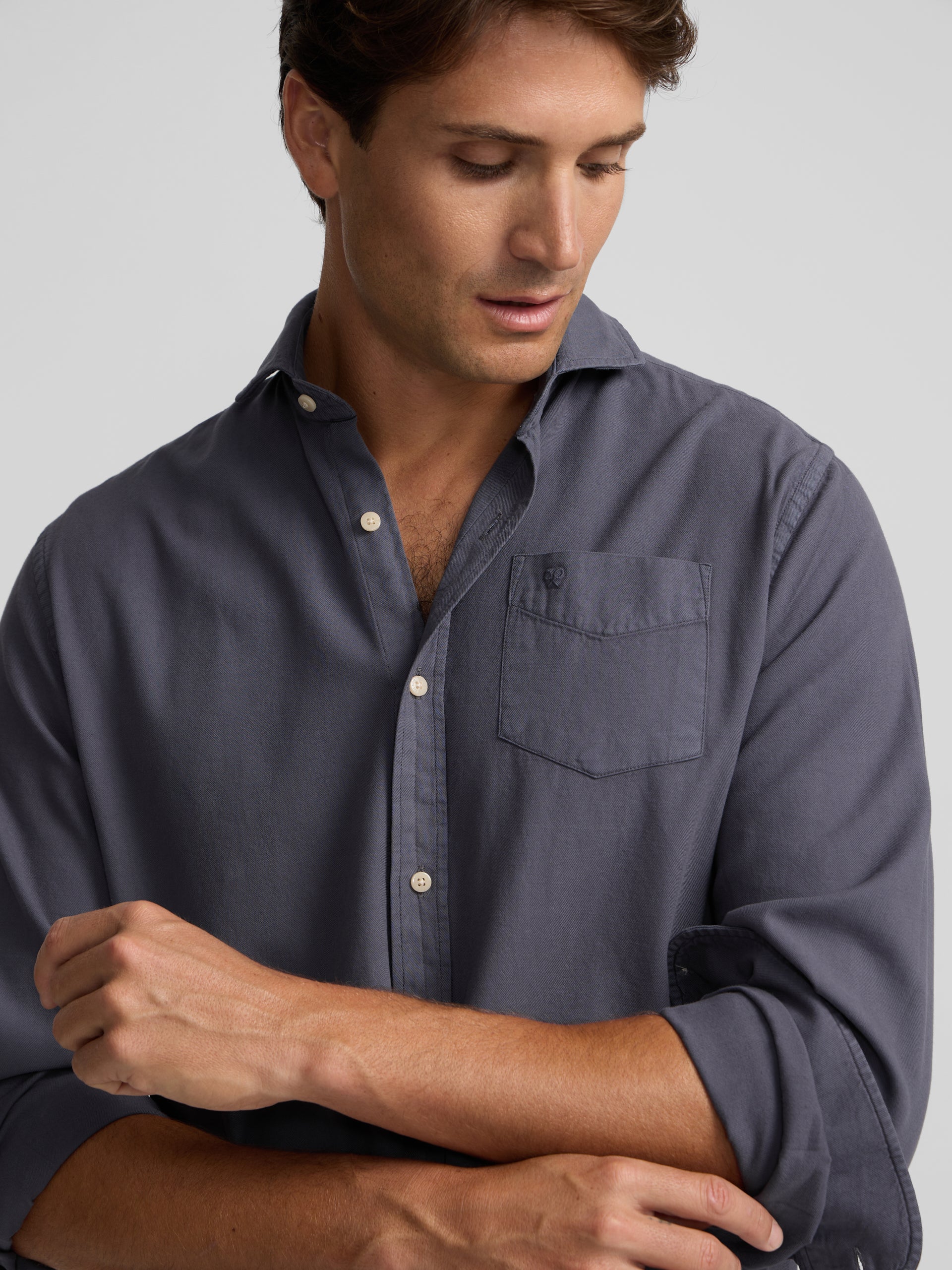Chemise sport bleue à poche usée