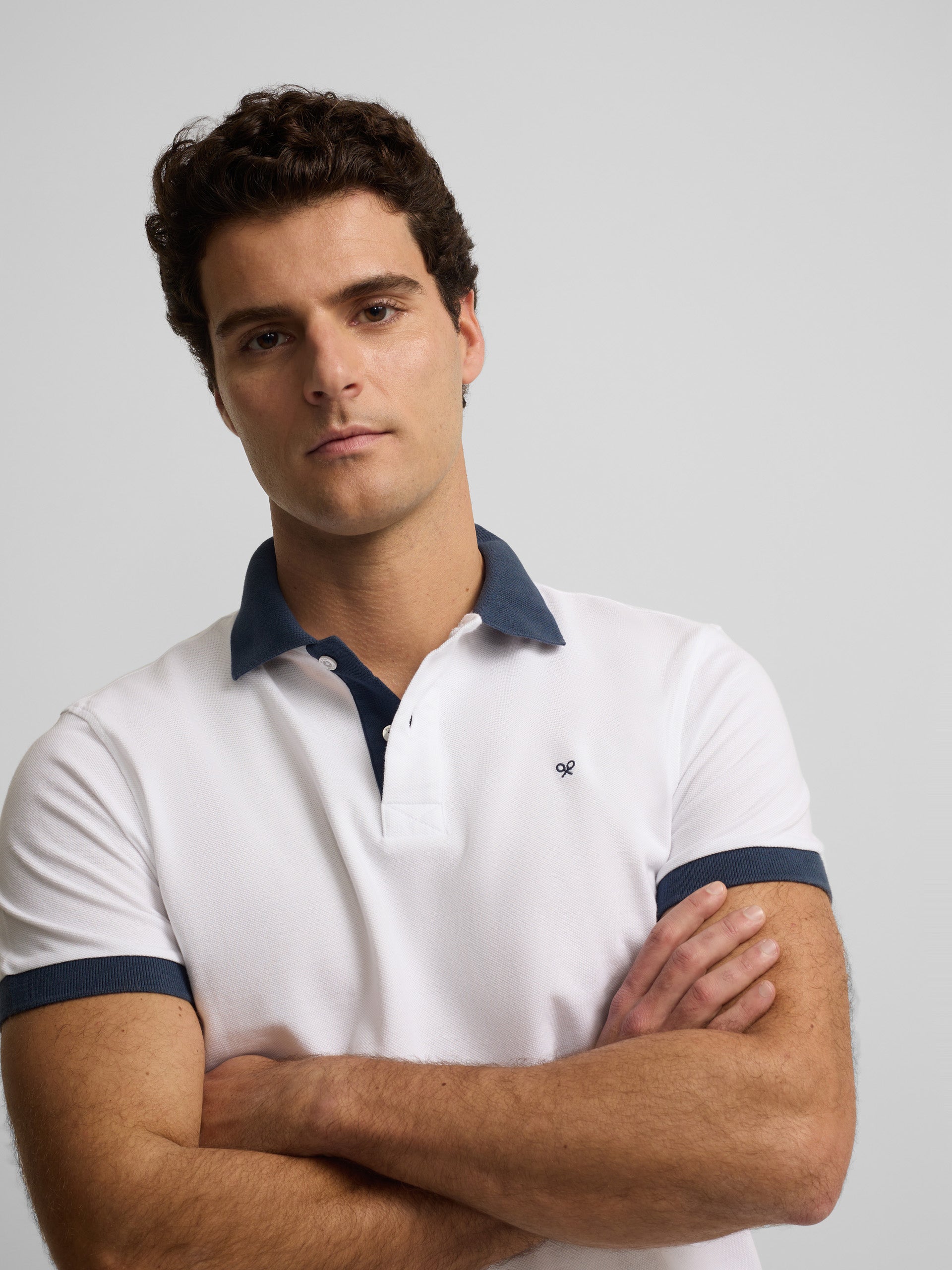 Polo manga corta ribete azul marino blanco
